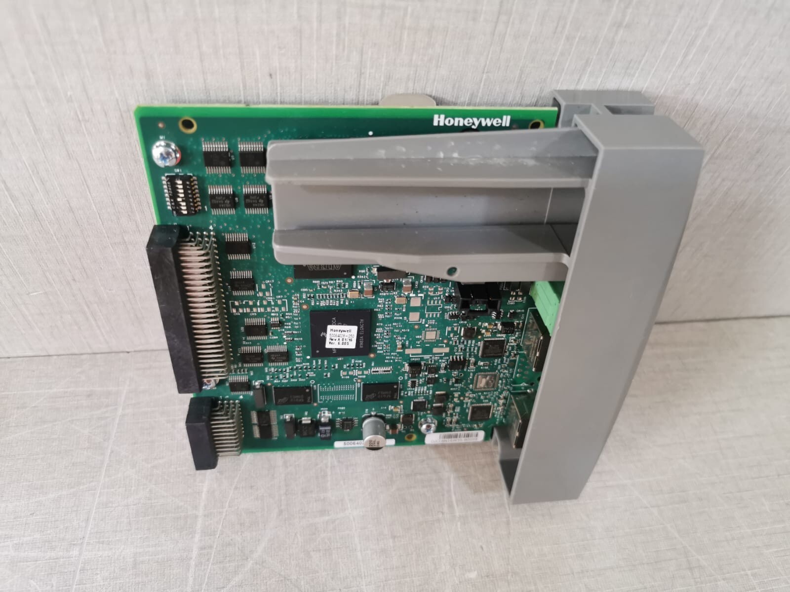 Honeywell HC900-SIL-S75S Honeywell HC900-SIL-S75S / 900S75S-0360-00 Redundant Scanner 2 Port 6