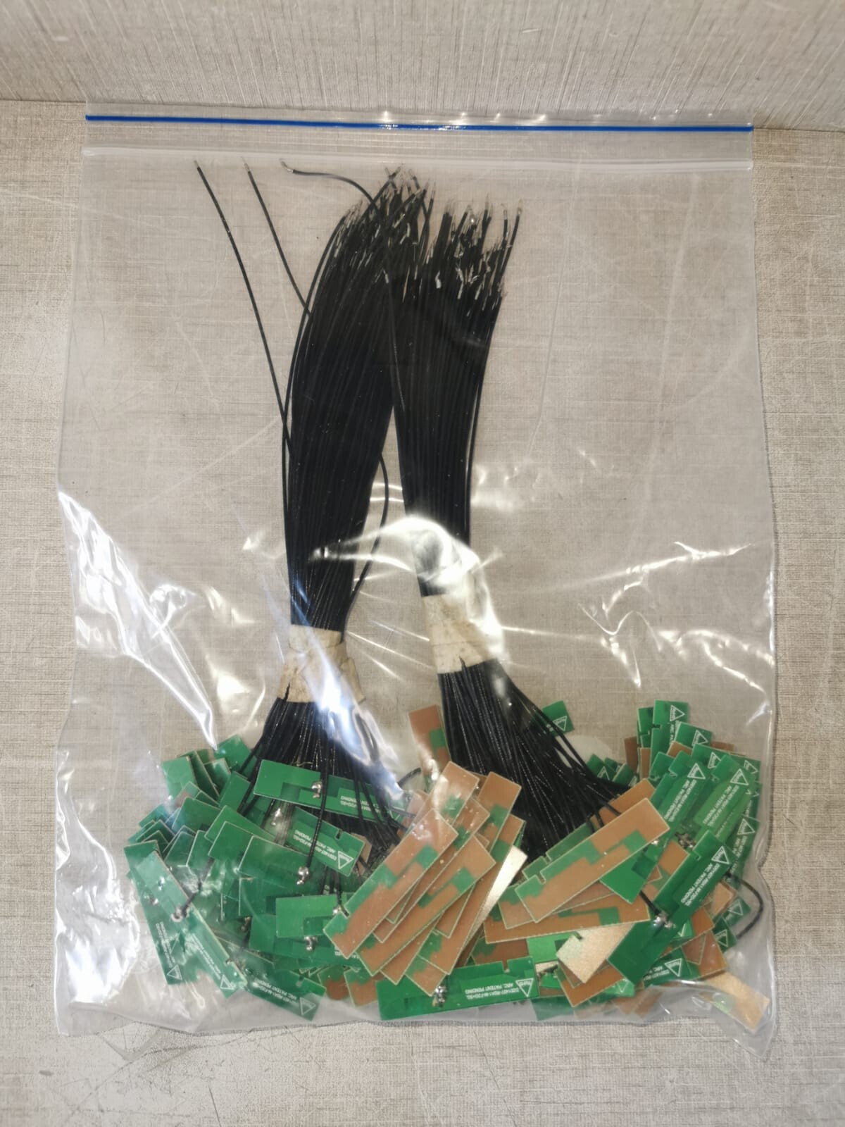 UNKNOWN D201407-R0A1-M-F2G+5G D201407-R0A1-M-F2G+5G EMBEDDED ANTENNA(24CM CABLE 5