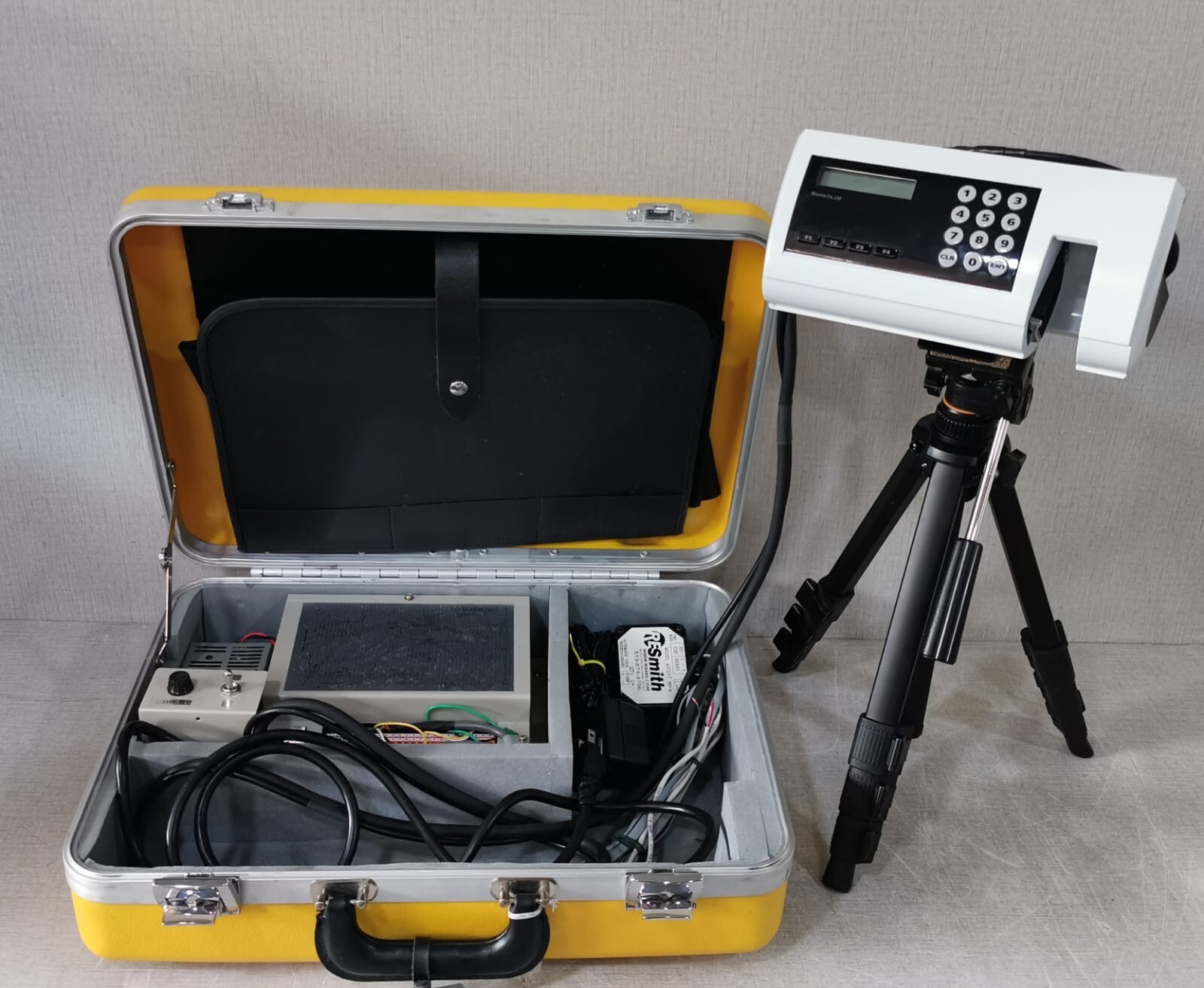 Bionics VA-100 Control System with Velbon Light D25-D TriPod
