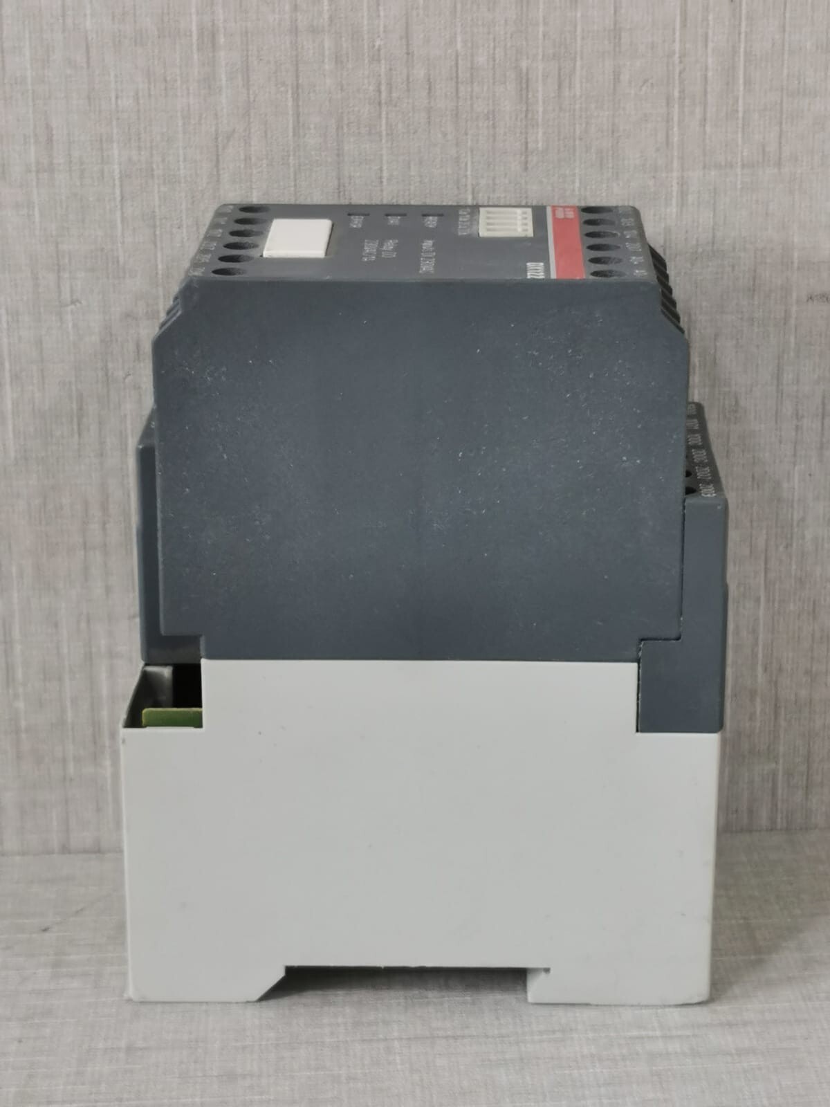 ABB 1SAJ622000R0101 ABB DX122 /1SAJ622000R0101 DX122-FBP.0 A4 MODULE FOR UMC100-WITHOUT COVER 5