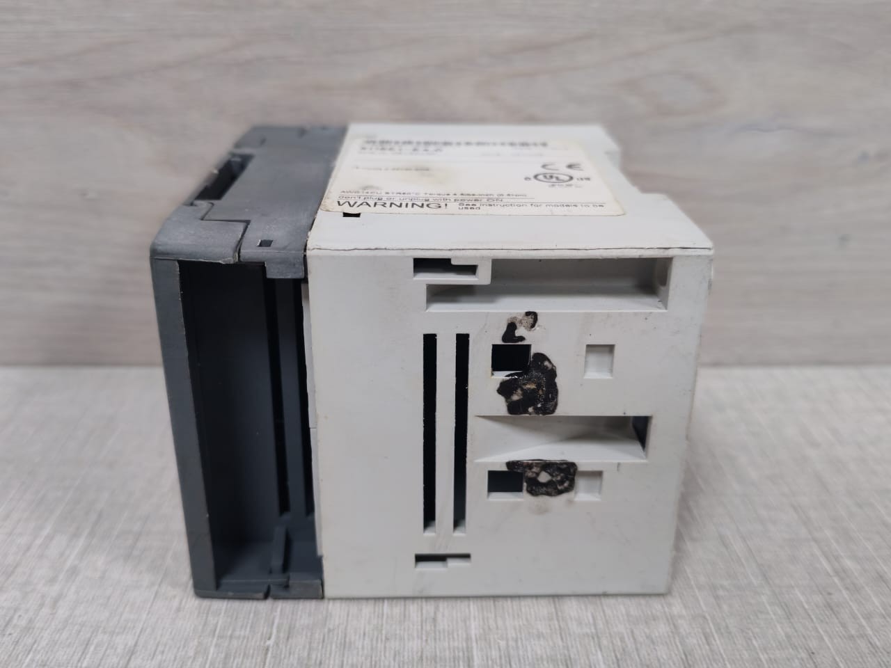 ABB XI16E1-E4.0 ABB XI16E1-E4.0 Extension Digital Input Module 16 24VDC INPUTS 1SBP260100R1001 5