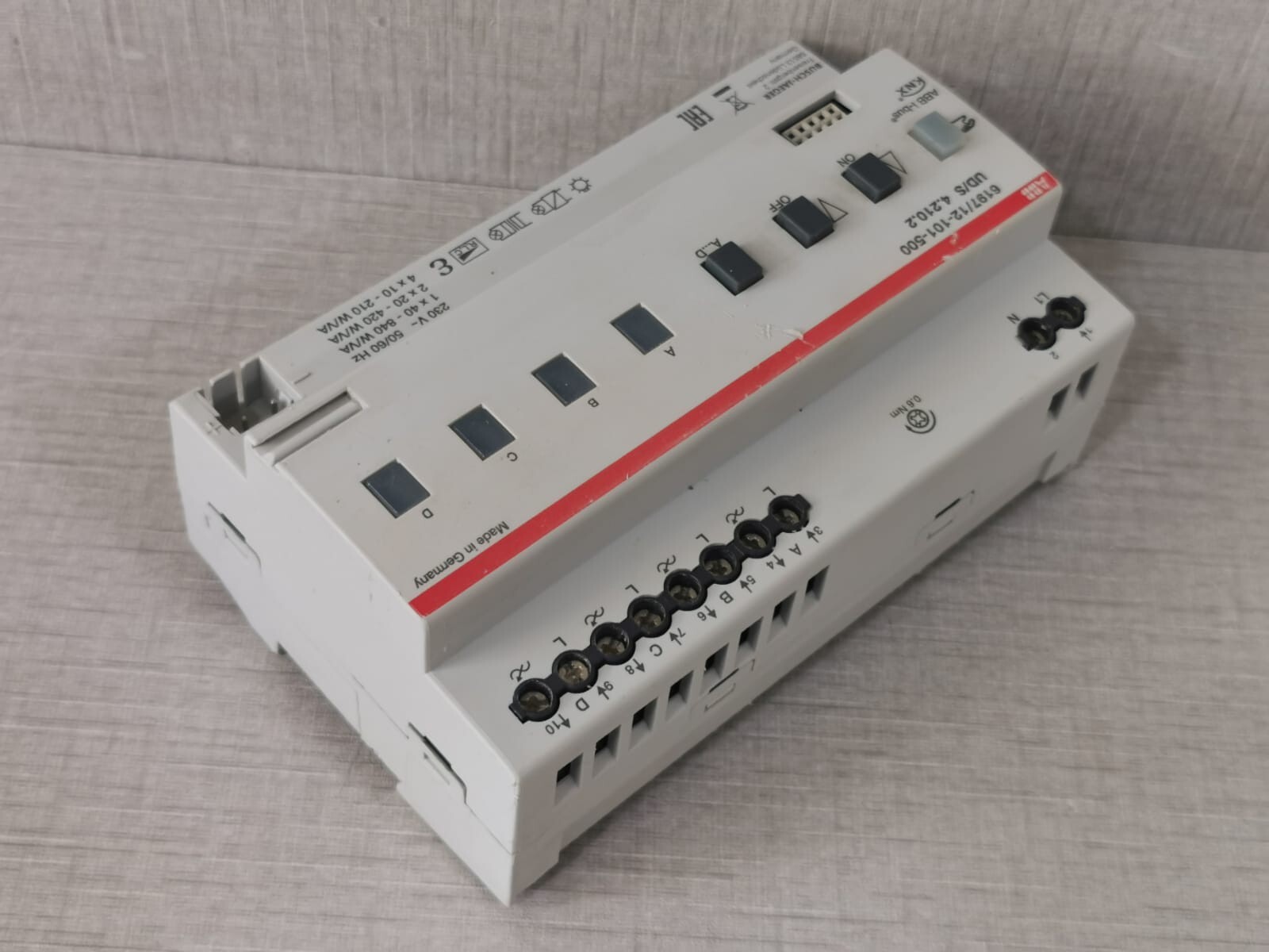 ABB 6197/12-101-500 ABB UD/S 4.210.2 UNIVERSAL DIMMING ACTUATOR 6197/12-101-500 8