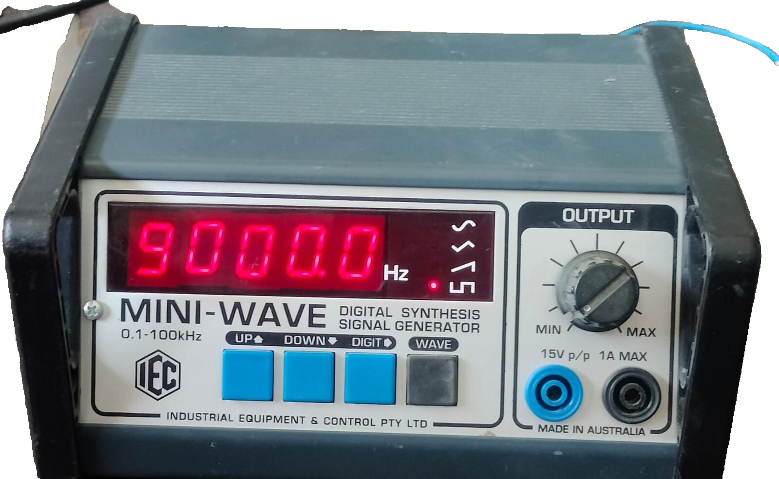 IEC LB3753-101 IEC MINI-WAVE LB3753-101 DIGITAL SYNTHESIS SIGNAL GENERATOR 0.1-100KHZ 2