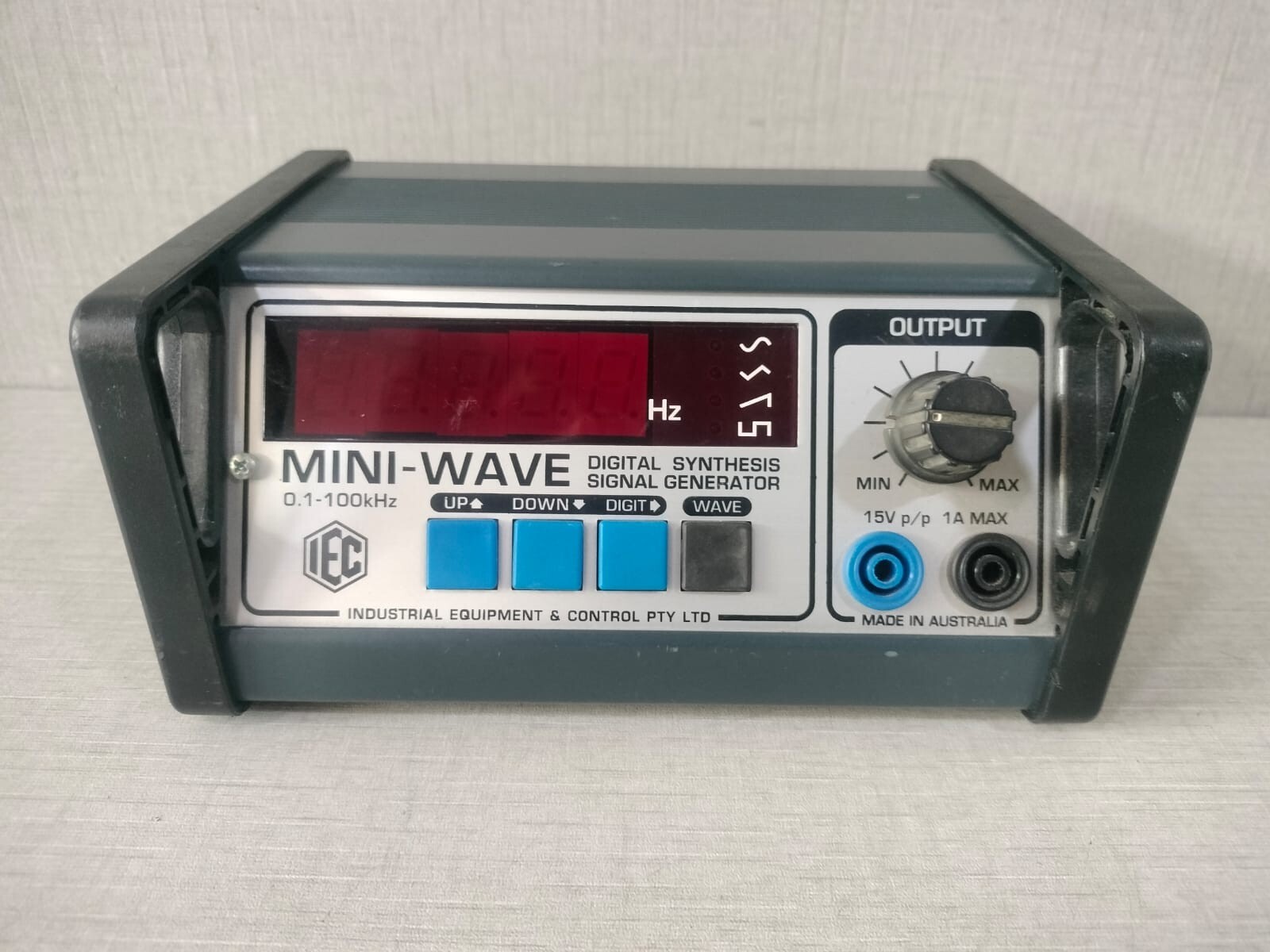 IEC LB3753-101 IEC MINI-WAVE LB3753-101 DIGITAL SYNTHESIS SIGNAL GENERATOR 0.1-100KHZ 4