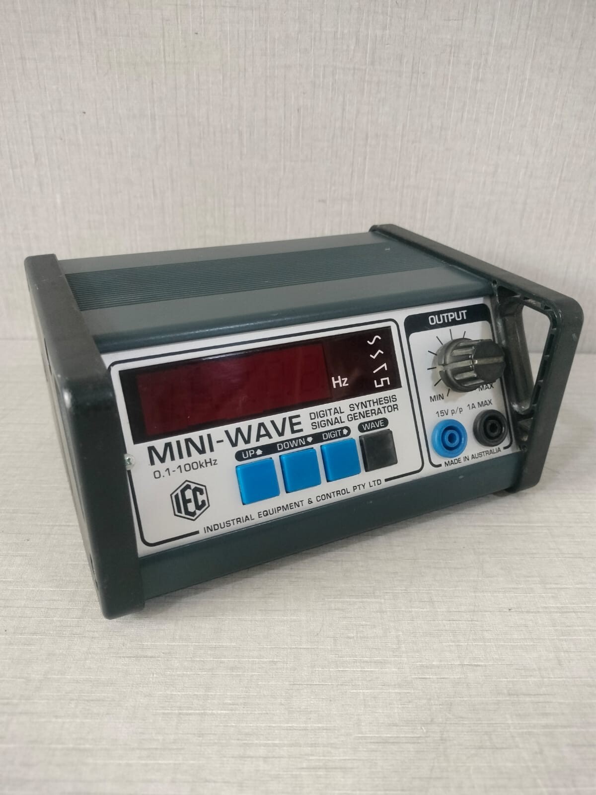 IEC LB3753-101 IEC MINI-WAVE LB3753-101 DIGITAL SYNTHESIS SIGNAL GENERATOR 0.1-100KHZ 5
