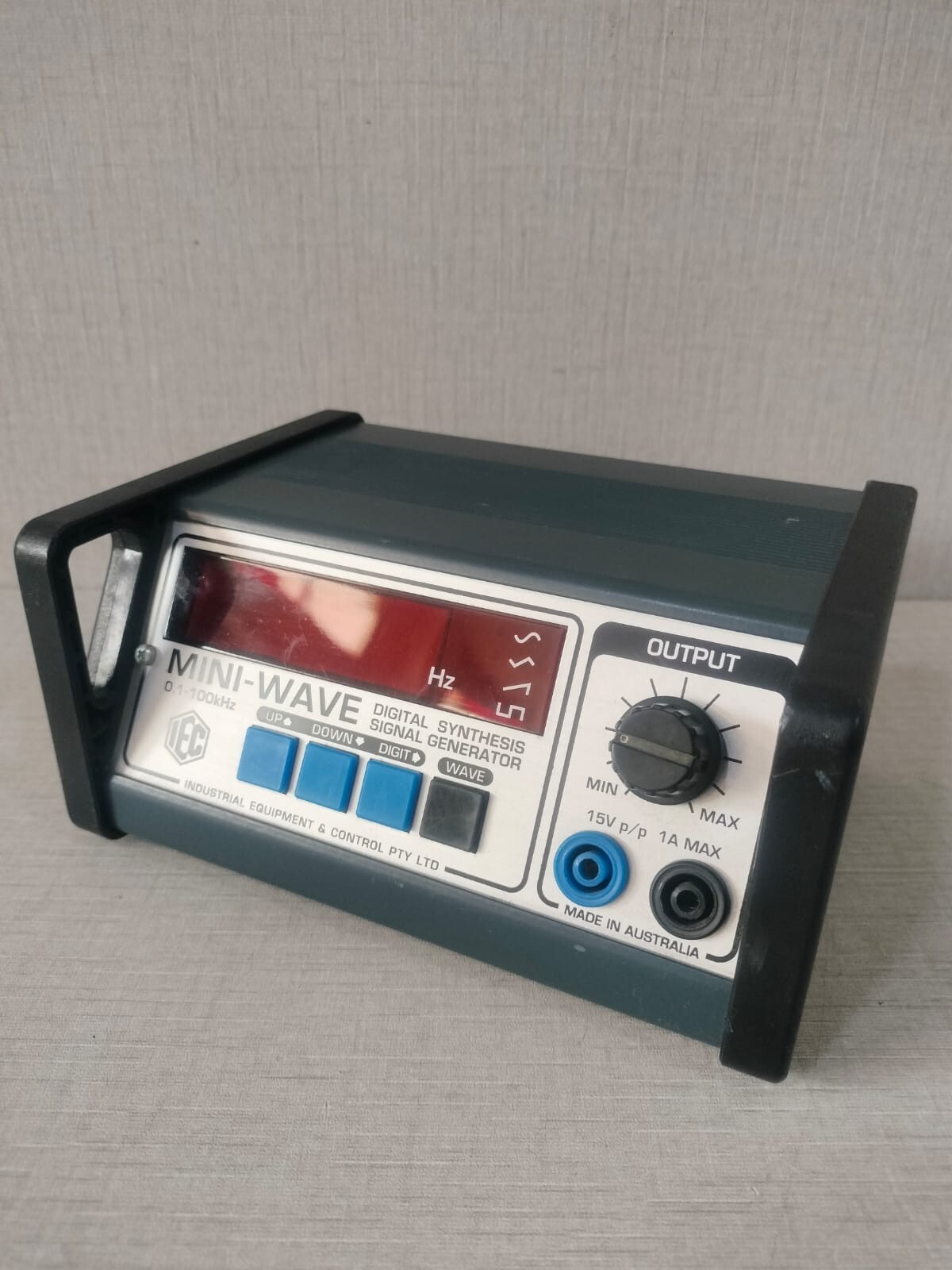 IEC LB3753-101 IEC MINI-WAVE LB3753-101 DIGITAL SYNTHESIS SIGNAL GENERATOR 0.1-100KHZ 6