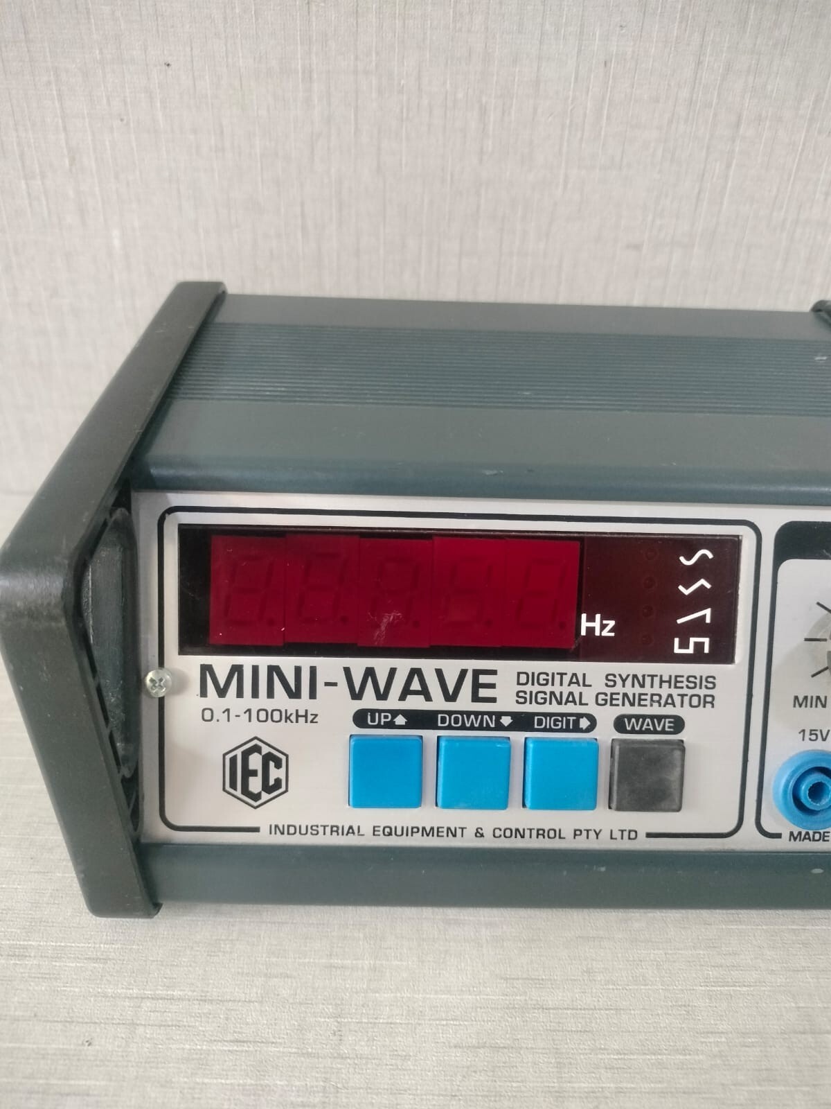 IEC LB3753-101 IEC MINI-WAVE LB3753-101 DIGITAL SYNTHESIS SIGNAL GENERATOR 0.1-100KHZ 7