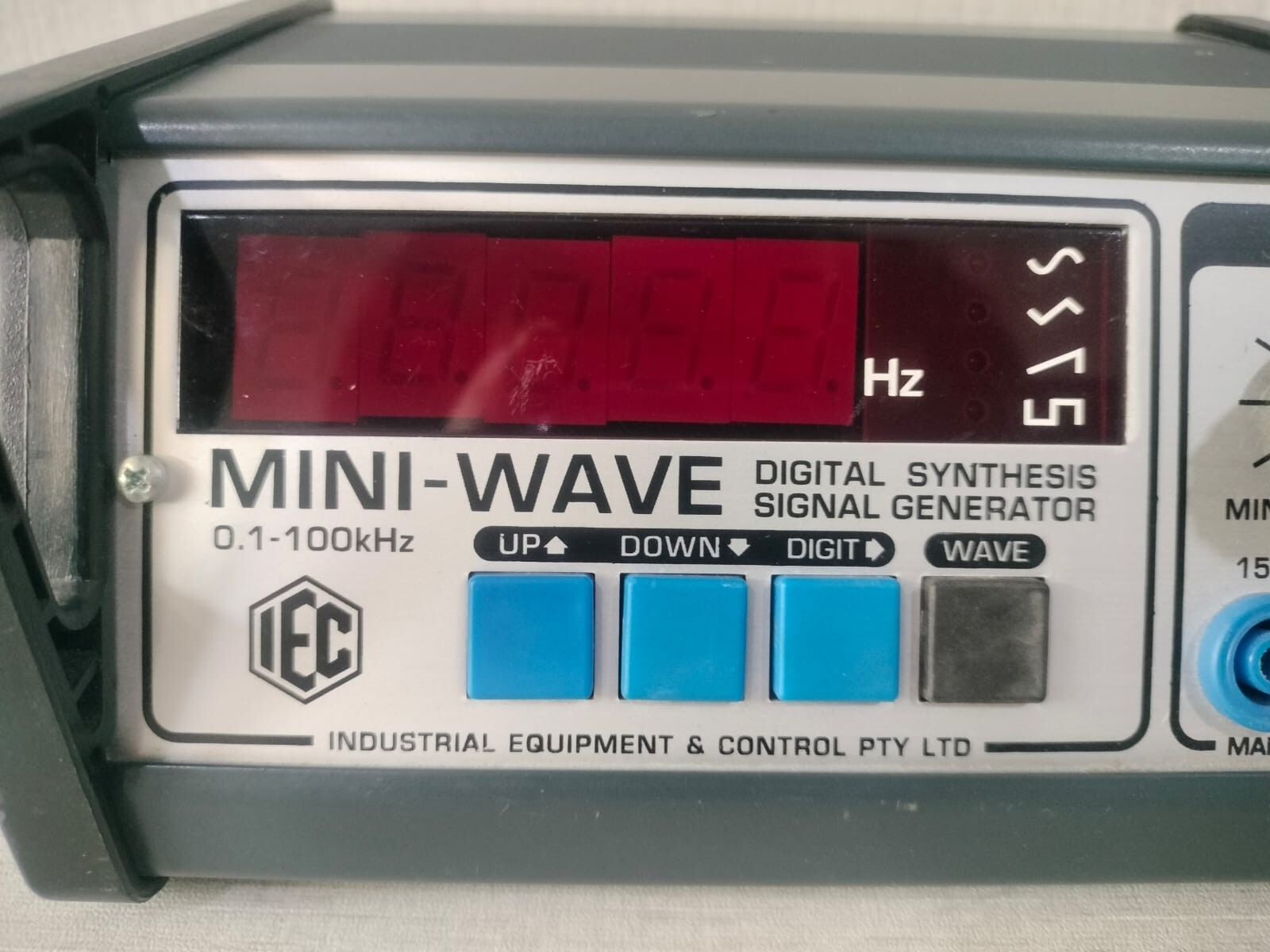 IEC LB3753-101 IEC MINI-WAVE LB3753-101 DIGITAL SYNTHESIS SIGNAL GENERATOR 0.1-100KHZ 8