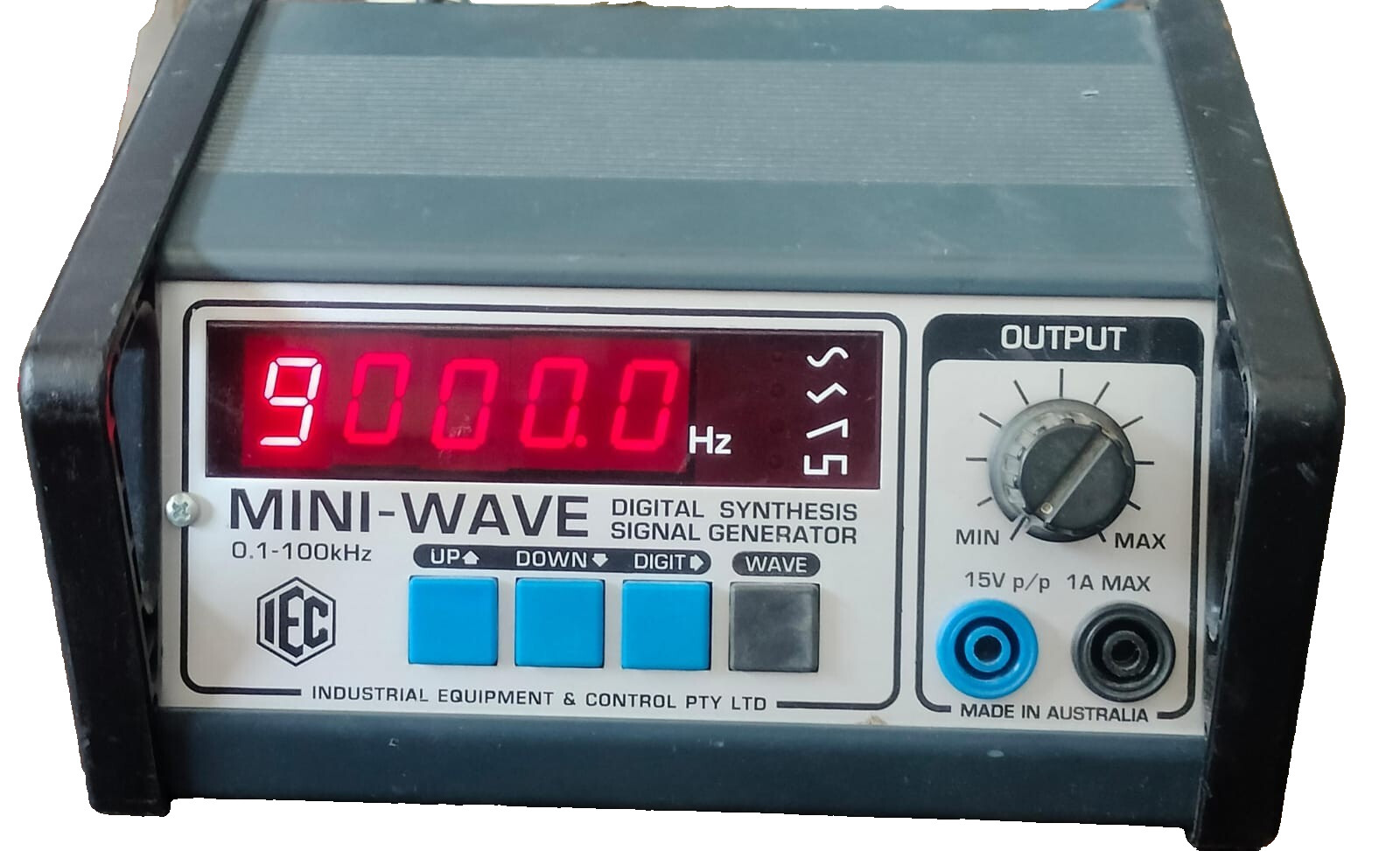 IEC MINI-WAVE LB3753-101 DIGITAL SYNTHESIS SIGNAL GENERATOR 0.1-100KHZ