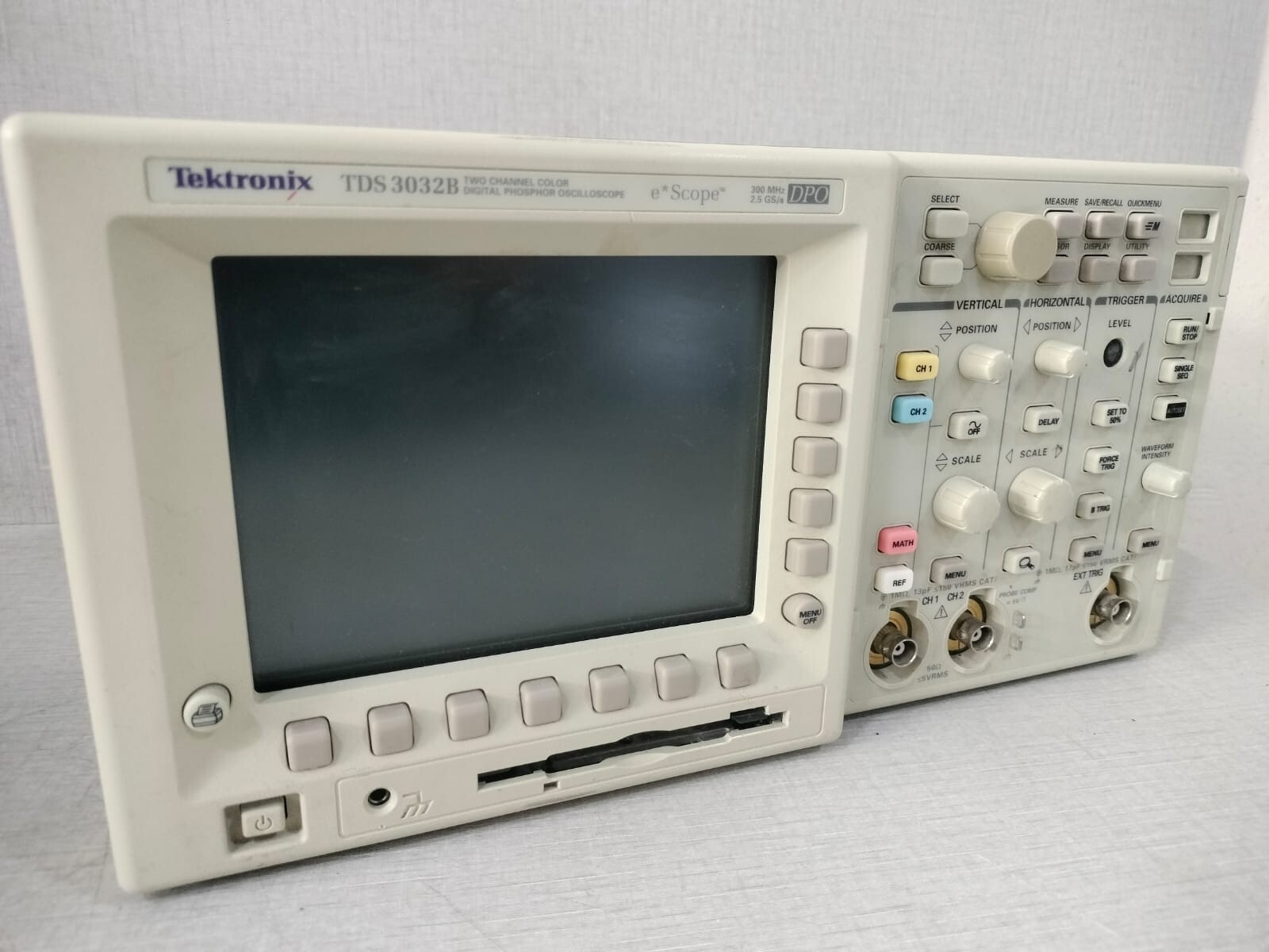 TEKTRONIX 2.5 TEKTRONIX TDS 3032B 2CHANNEL COLOR DIGITAL PHOSPHOR OSCILLOSCOPE 300MHZ 2.5 GS/S 10