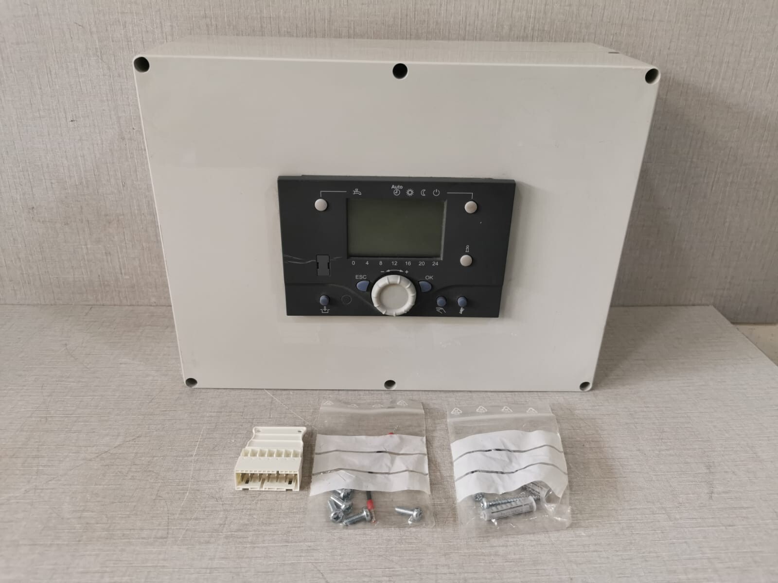 Siemens RBM100-00 SIEMENS THERMOSTAT CONTROL REGULATOR PANEL RBM100-00 / RVS63.283/260 230V 4