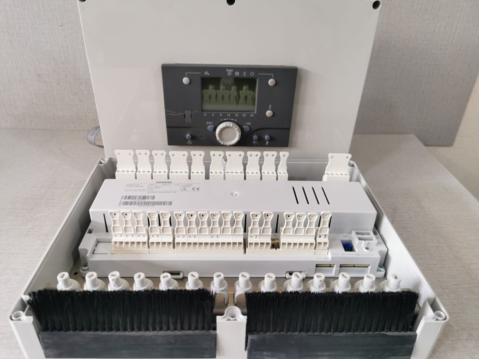 Siemens RBM100-00 SIEMENS THERMOSTAT CONTROL REGULATOR PANEL RBM100-00 / RVS63.283/260 230V 6