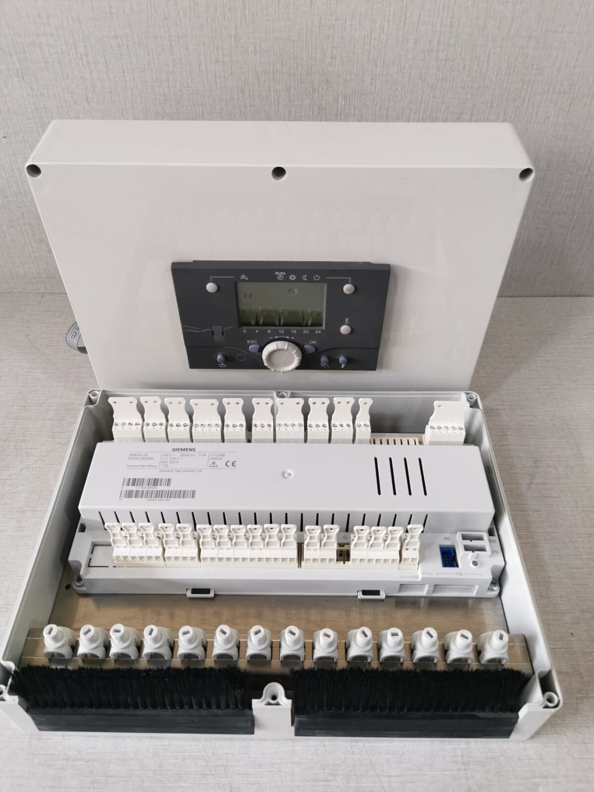 Siemens RBM100-00 SIEMENS THERMOSTAT CONTROL REGULATOR PANEL RBM100-00 / RVS63.283/260 230V 7