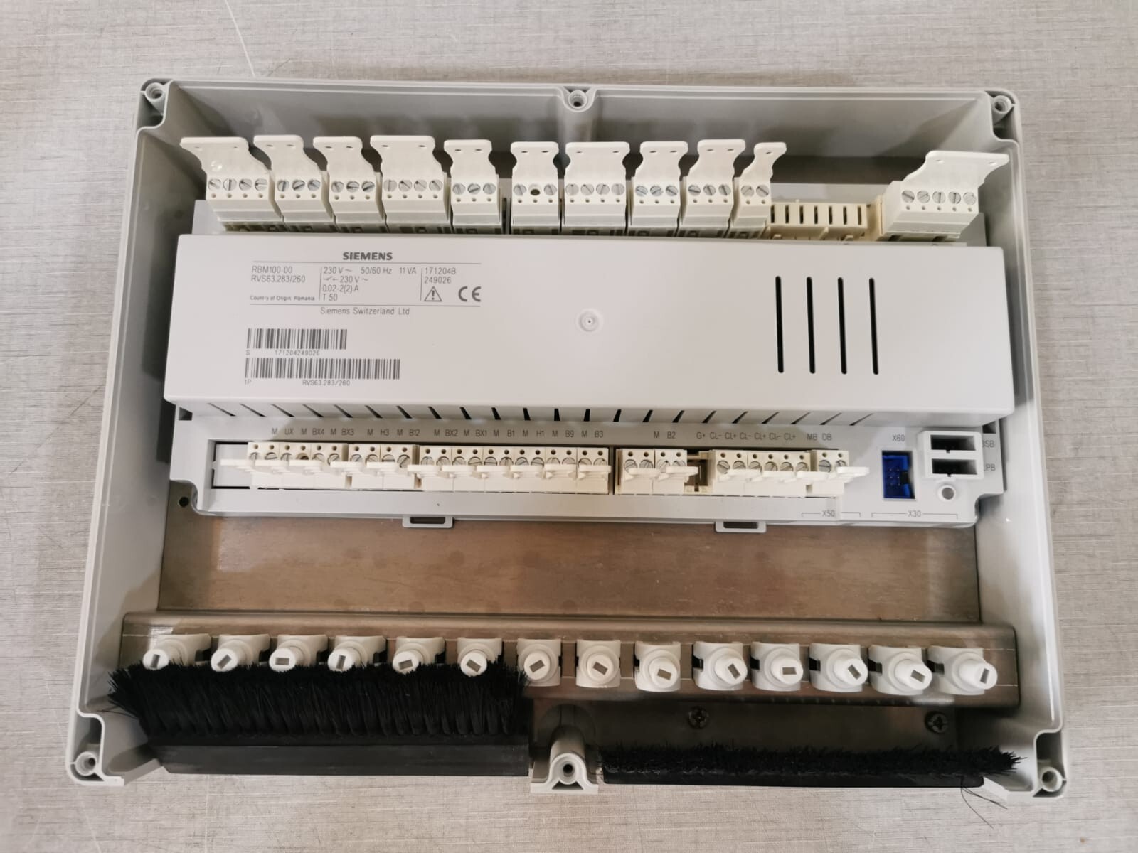Siemens RBM100-00 SIEMENS THERMOSTAT CONTROL REGULATOR PANEL RBM100-00 / RVS63.283/260 230V 9