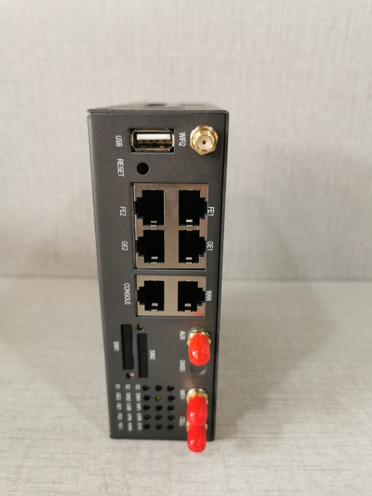 CELLULAR ROUTER EM12-G CELLULAR ROUTER H900T-W-CAT12 / EM12-G (ONLY ACCESSORIES IN THE PHOTOS INCLUDED) 3