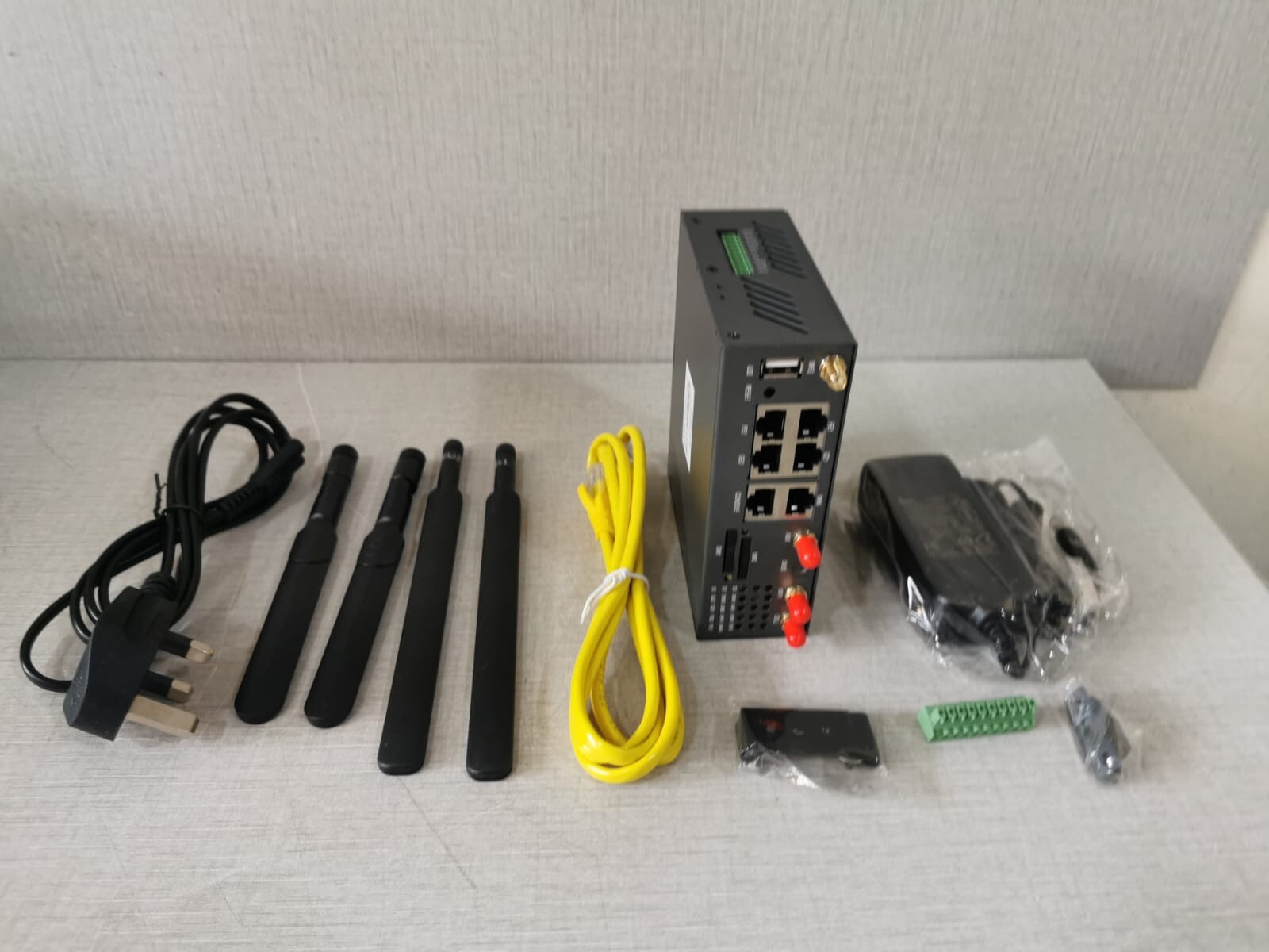 CELLULAR ROUTER EM12-G CELLULAR ROUTER H900T-W-CAT12 / EM12-G (ONLY ACCESSORIES IN THE PHOTOS INCLUDED) 9