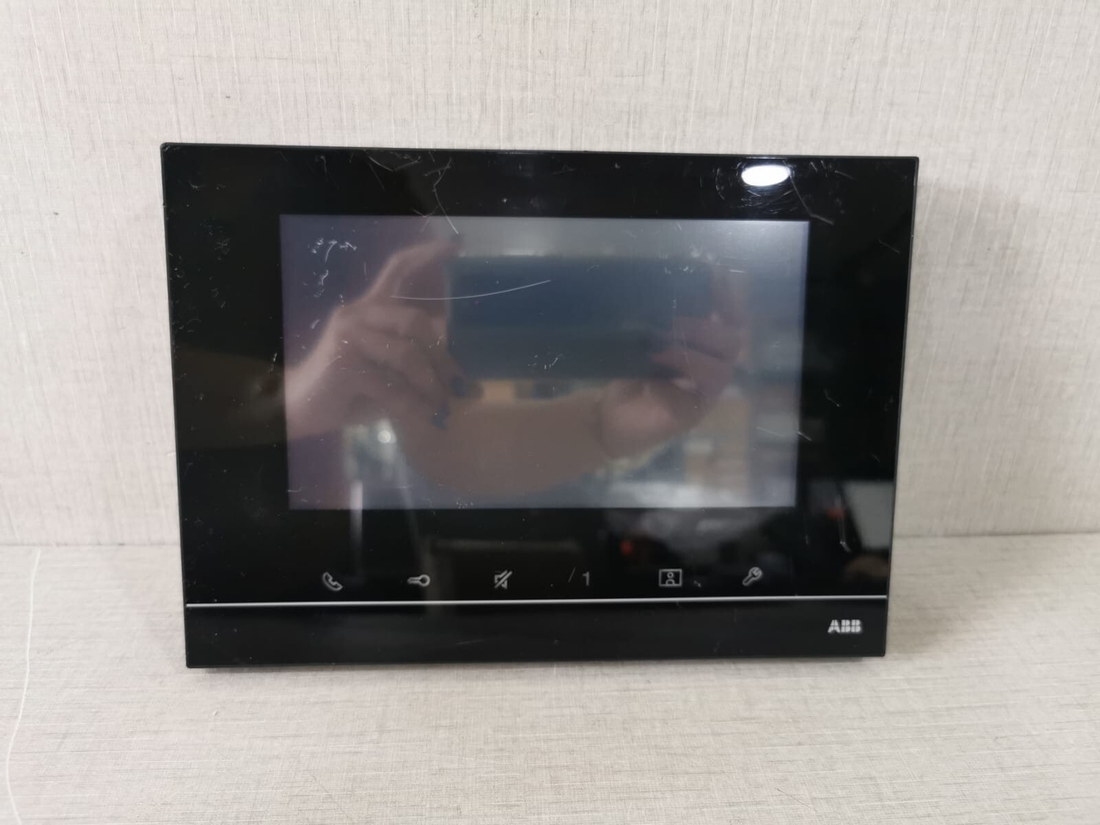 ABB M2233 ABB Welcome M2233 7″ Video hands-free indoor station 2