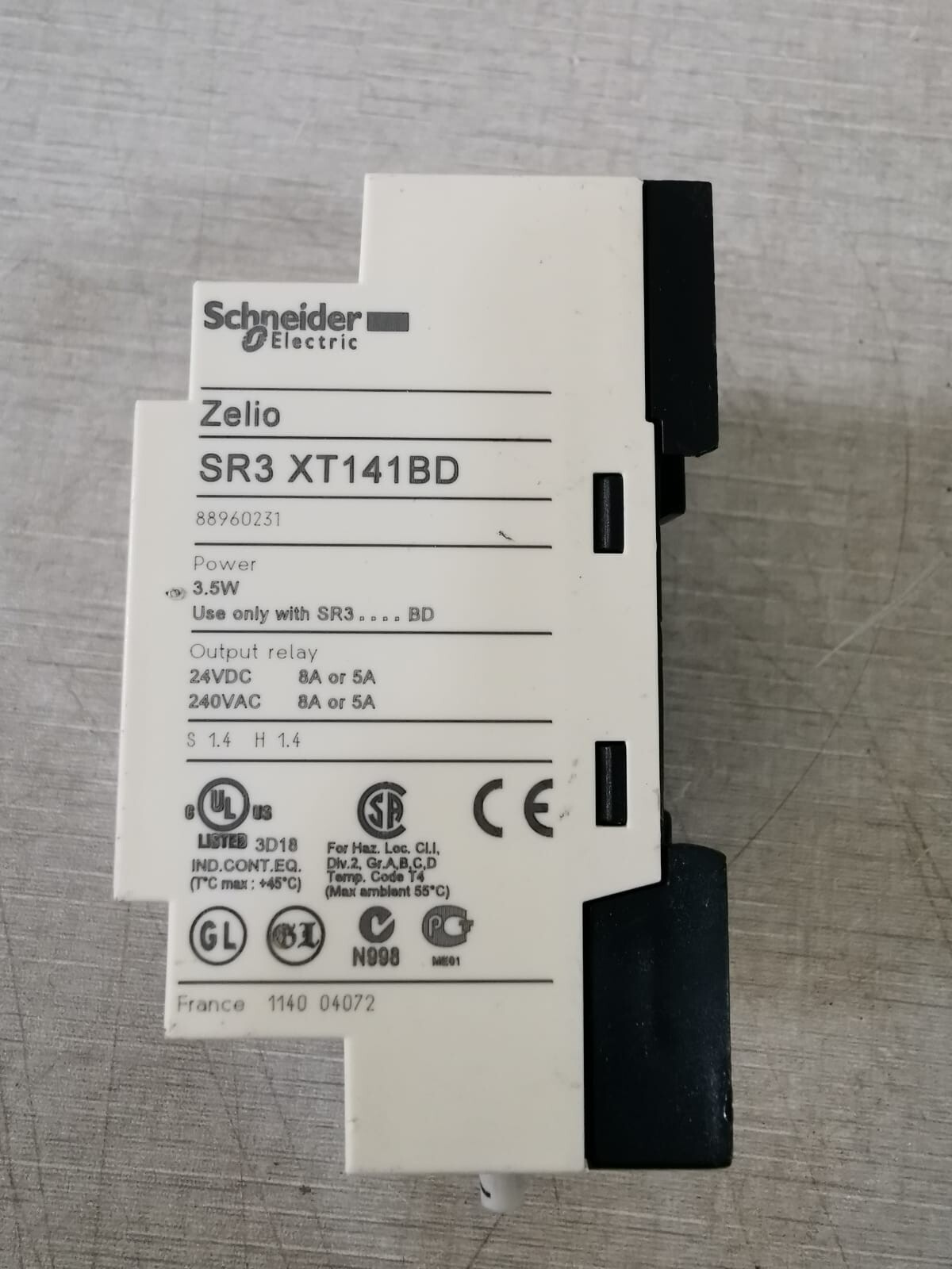 Schneider Electric SR3XT141BD Schneider Electric SR3XT141BD Zelio Module Extension 24VDC 2