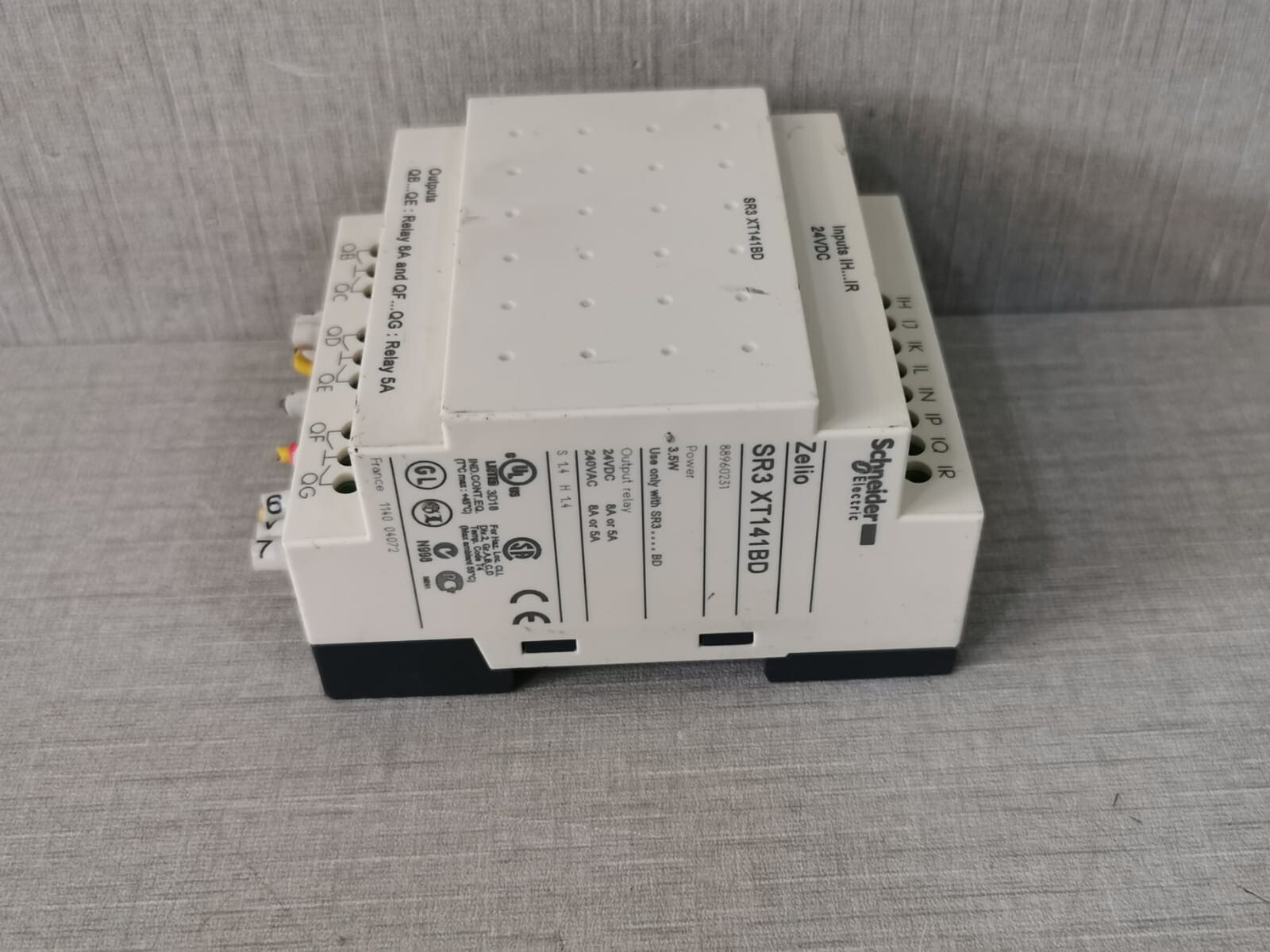 Schneider Electric SR3XT141BD Schneider Electric SR3XT141BD Zelio Module Extension 24VDC 6