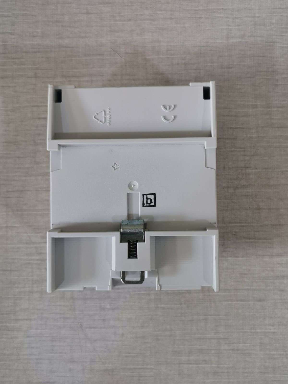 ABB 2CDG 110 079 R0011 ABB SD/S 2.16.1 Switch Actuator 2CDG 110 079 R0011 9