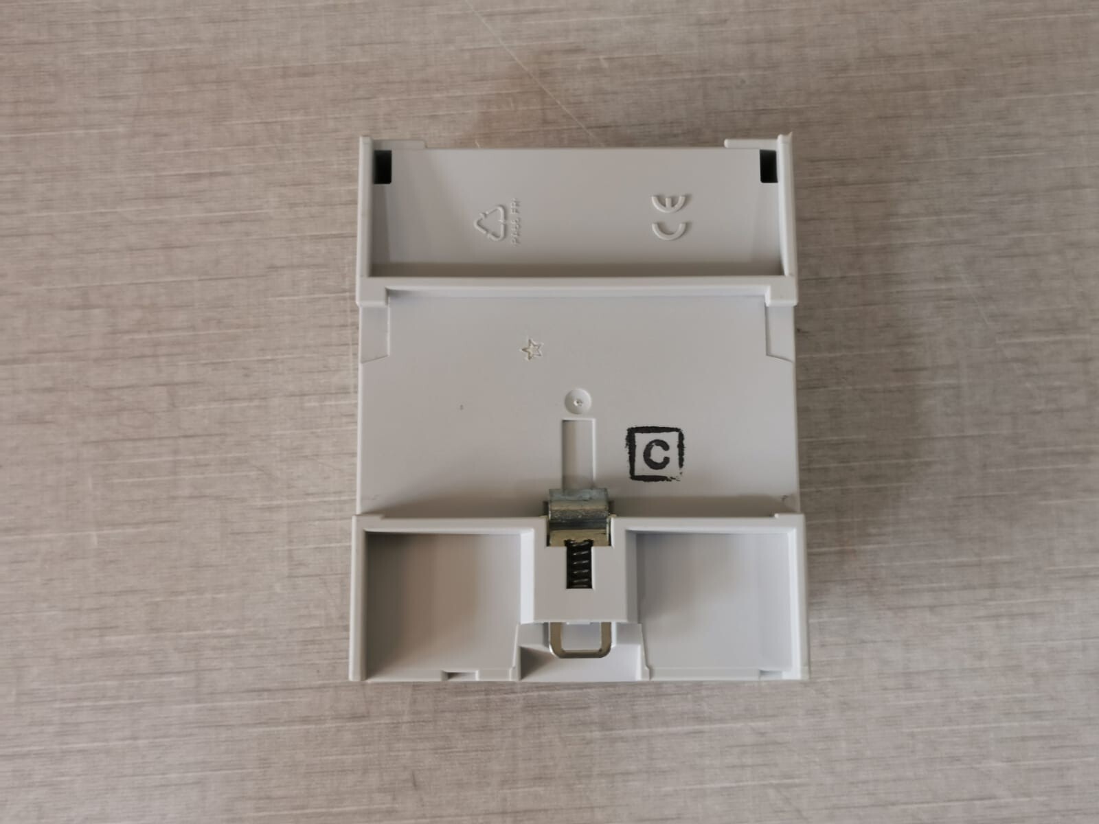 ABB 2CDG 110 079 R0011 ABB SD/S 2.16.1 Switch Actuator 2CDG 110 079 R0011 - Missing Terminal Connector 9