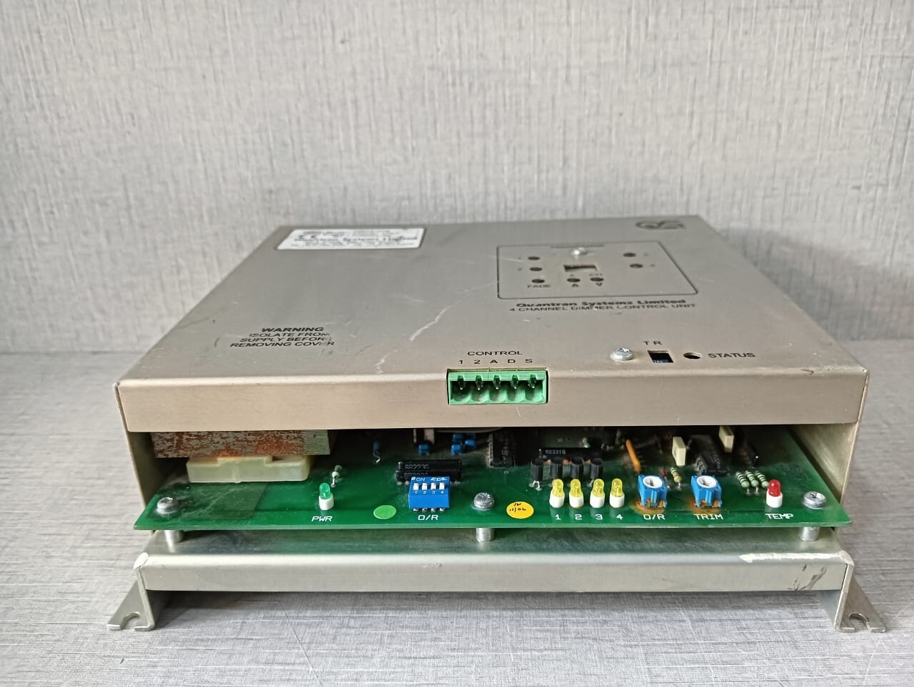 QUANTRAN SYSTEM QMT2-4DB QMT2-4DB QUANTRAN SYSTEM 4-CHANNEL DIMMER CONTROL UNIT 5