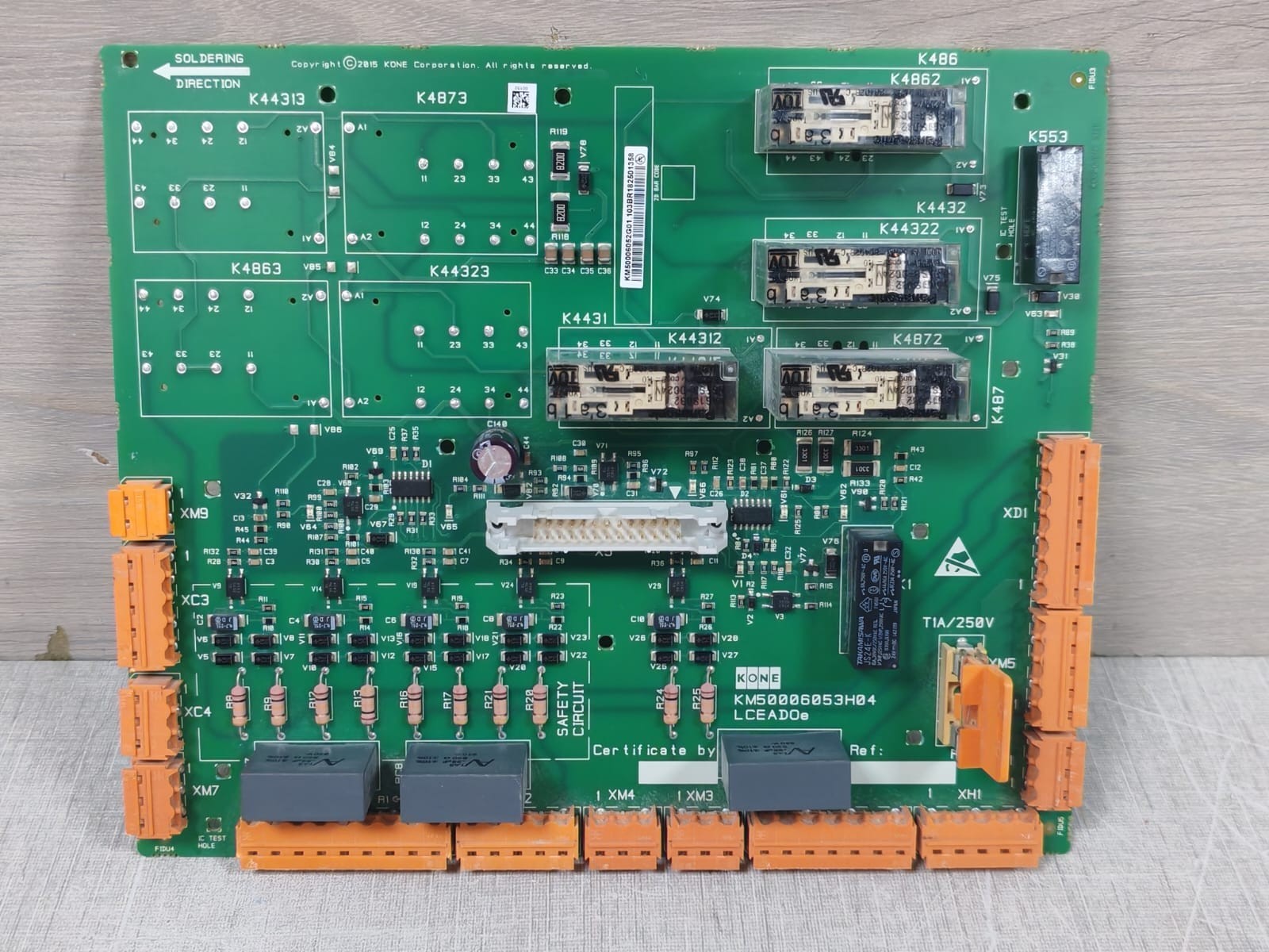 KONE KM50006053H04 / KM50006052G01 NOTE:TRACES OF USAGE IS VISIBLE ON THE BOARD & WITH BROKEN CLIP 2