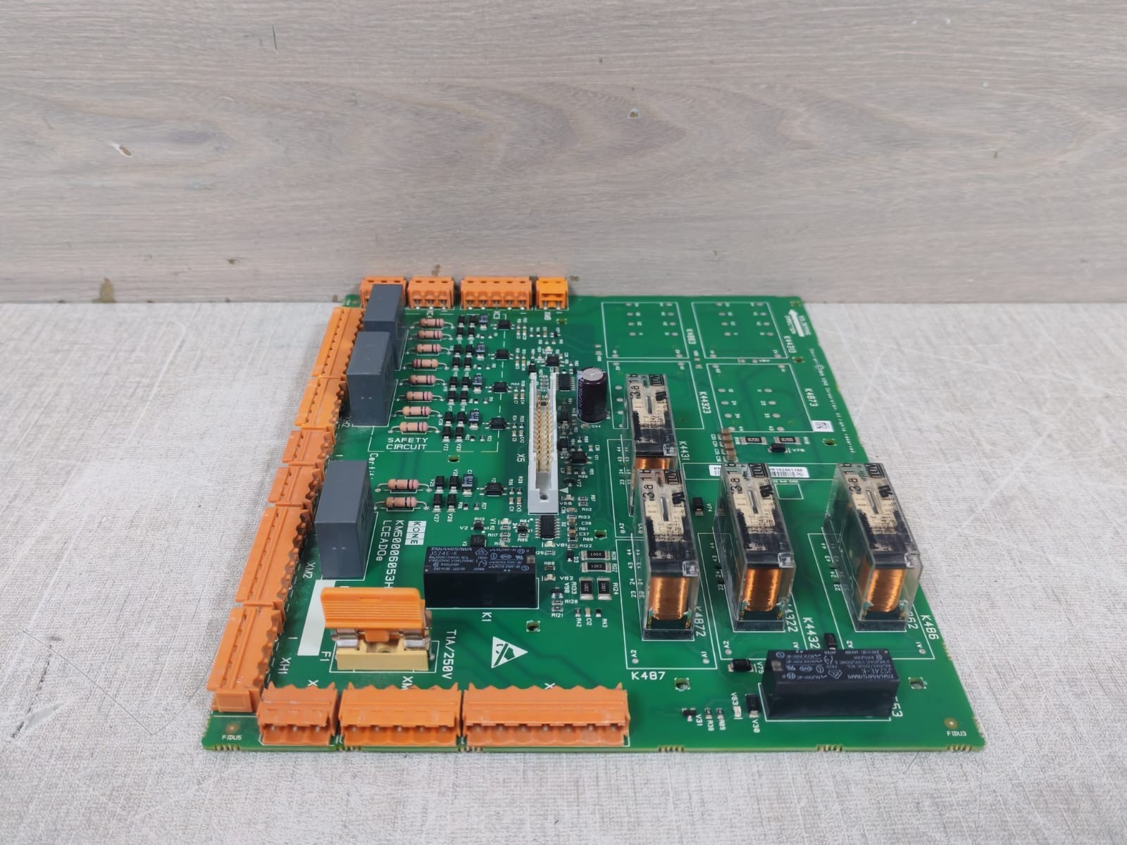 KONE KM50006053H04 / KM50006052G01 NOTE:TRACES OF USAGE IS VISIBLE ON THE BOARD & WITH BROKEN CLIP 6