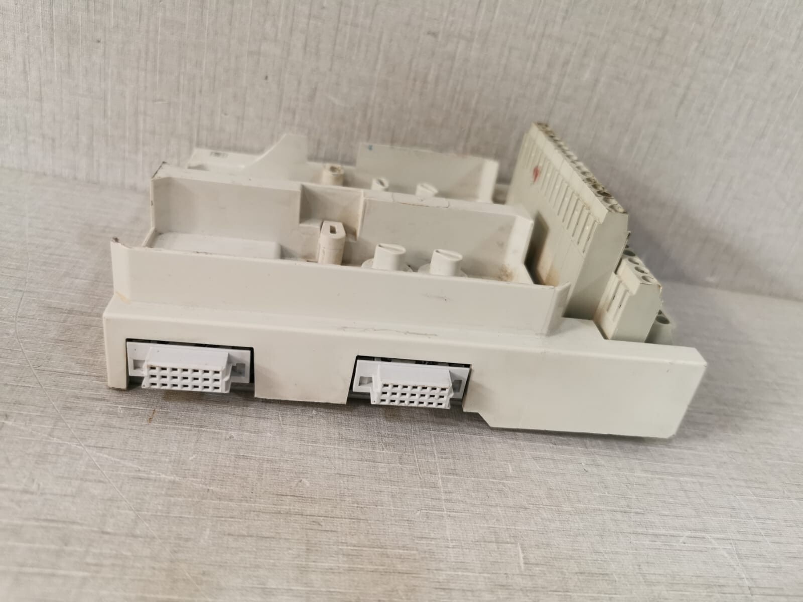 ABB 3BSE020850R1 ABB 3BSE020850R1 MODULE TERMINATION UNIT BASE PLATE FOR TU842 6