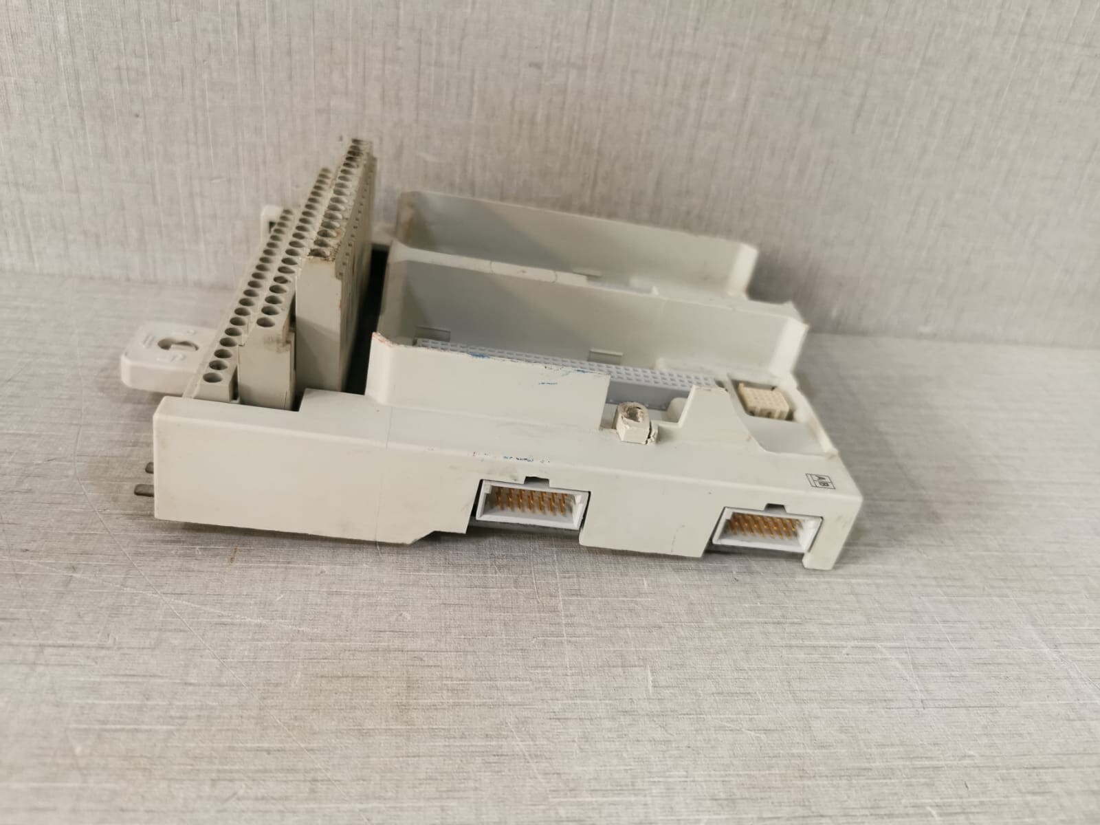 ABB 3BSE020850R1 ABB 3BSE020850R1 MODULE TERMINATION UNIT BASE PLATE FOR TU842 7