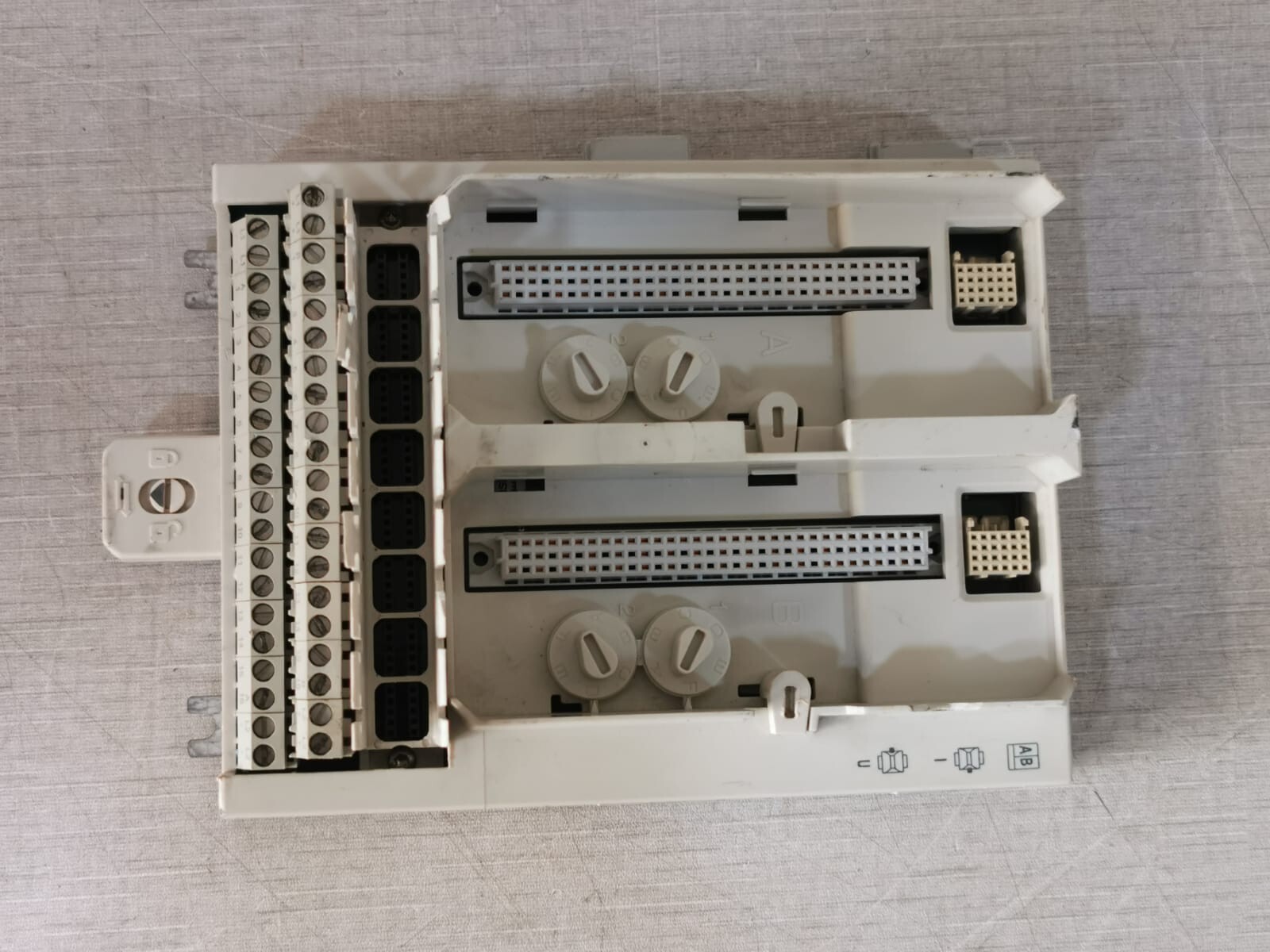 ABB 3BSE021445R1 ABB 3BSE021445R1 TERMINATION UNIT BASE PLATE for TU844 W/ Missing & 3