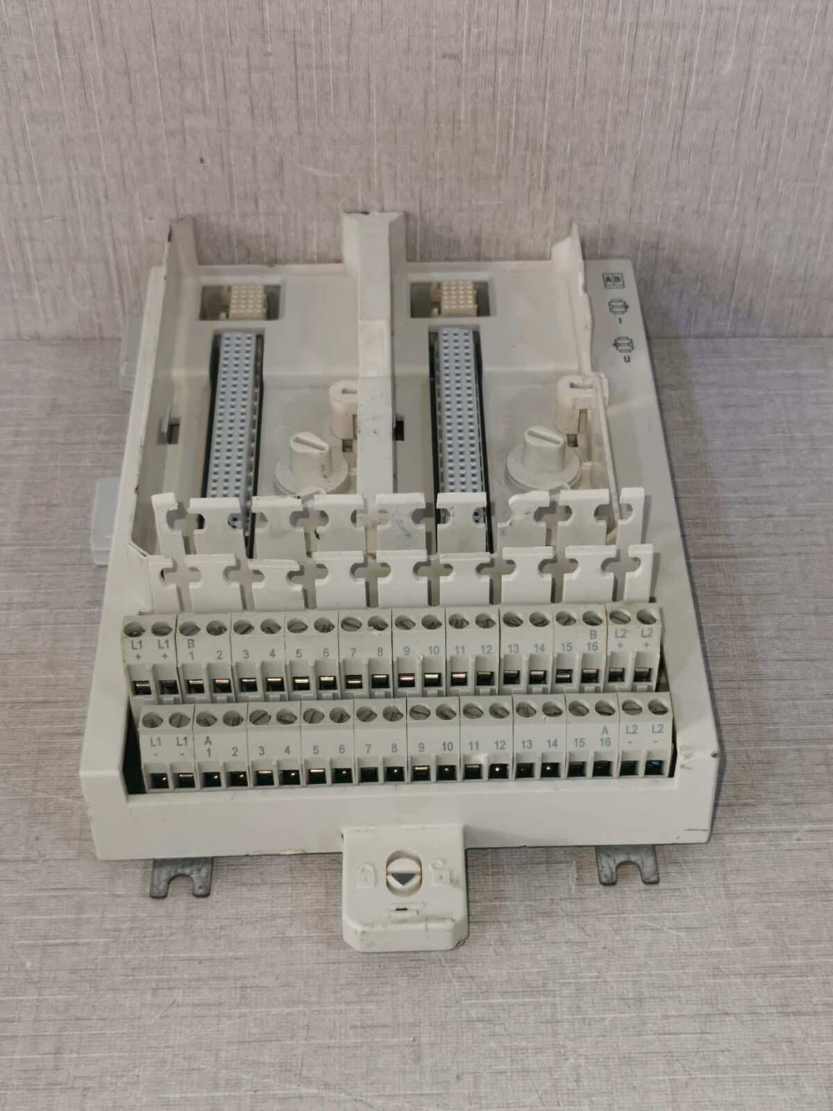 ABB 3BSE021445R1 ABB 3BSE021445R1 TERMINATION UNIT BASE PLATE for TU844 W/ Missing & 4
