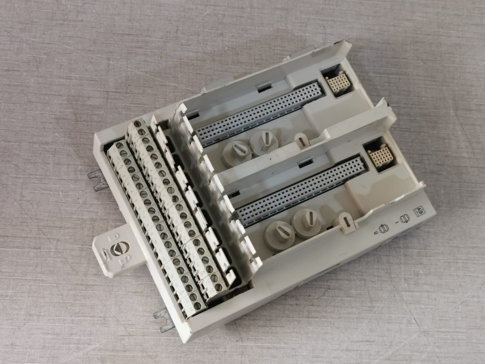 ABB 3BSE021445R1 ABB 3BSE021445R1 TERMINATION UNIT BASE PLATE for TU844 W/ Missing & 6