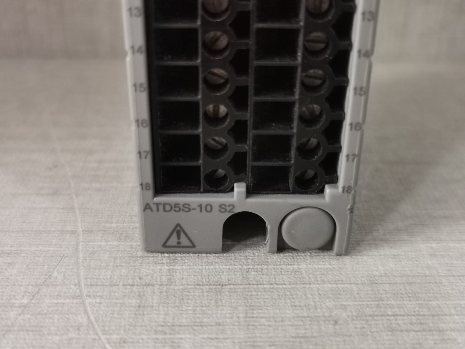 Yokogawa ADV551 / ATD5S-10 S2 YOKOGAWA ADV551-P60 S2 DIGITAL OUTPUT MODULE ADV55S1 24VDC W/ ATD5S-10 S2 9