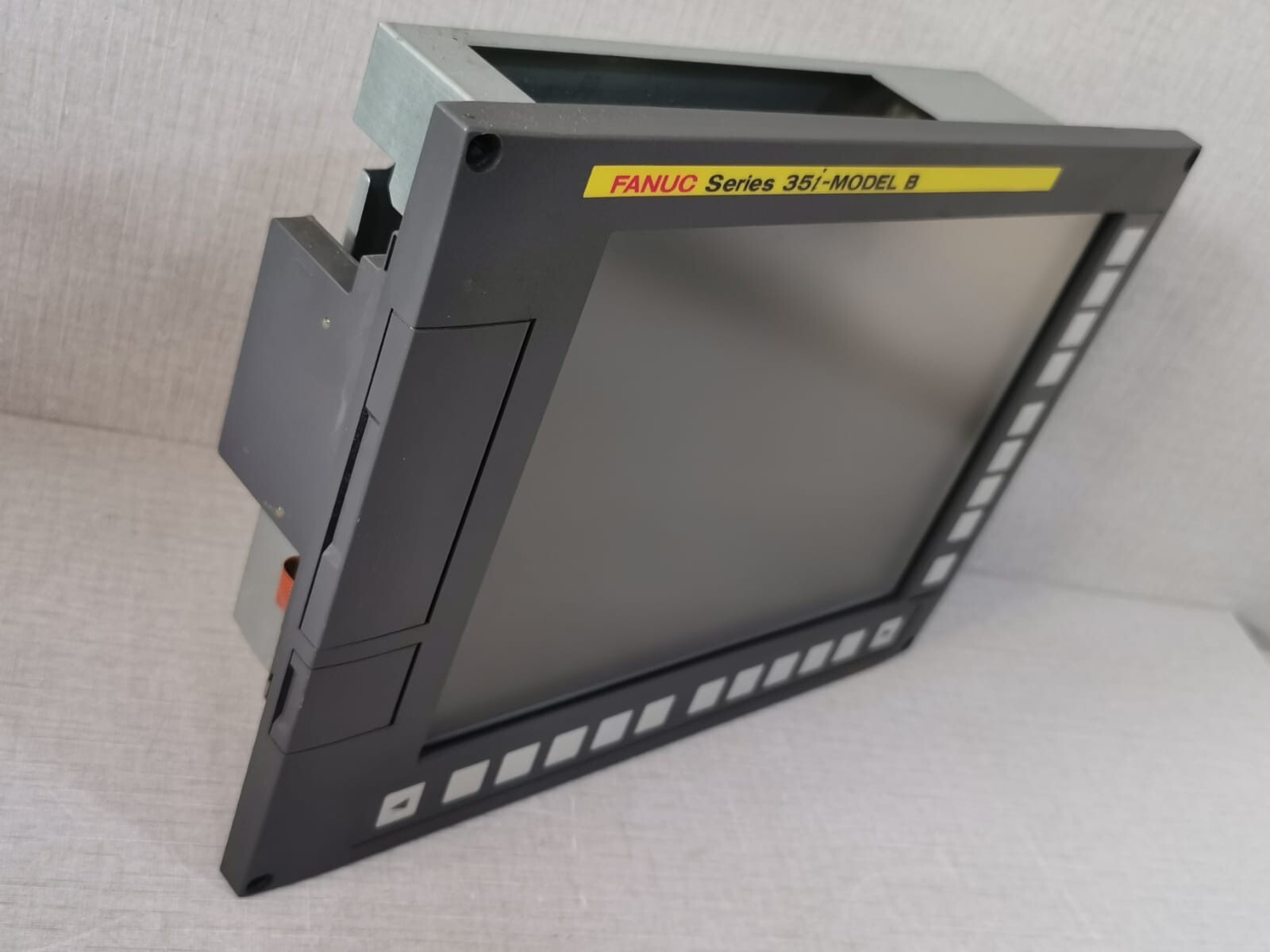 Fanuc A02B-0323-C074 FANUC A02B-0323-C074 SERIES 35I-MODEL B 10.4 LCD UNIT 6