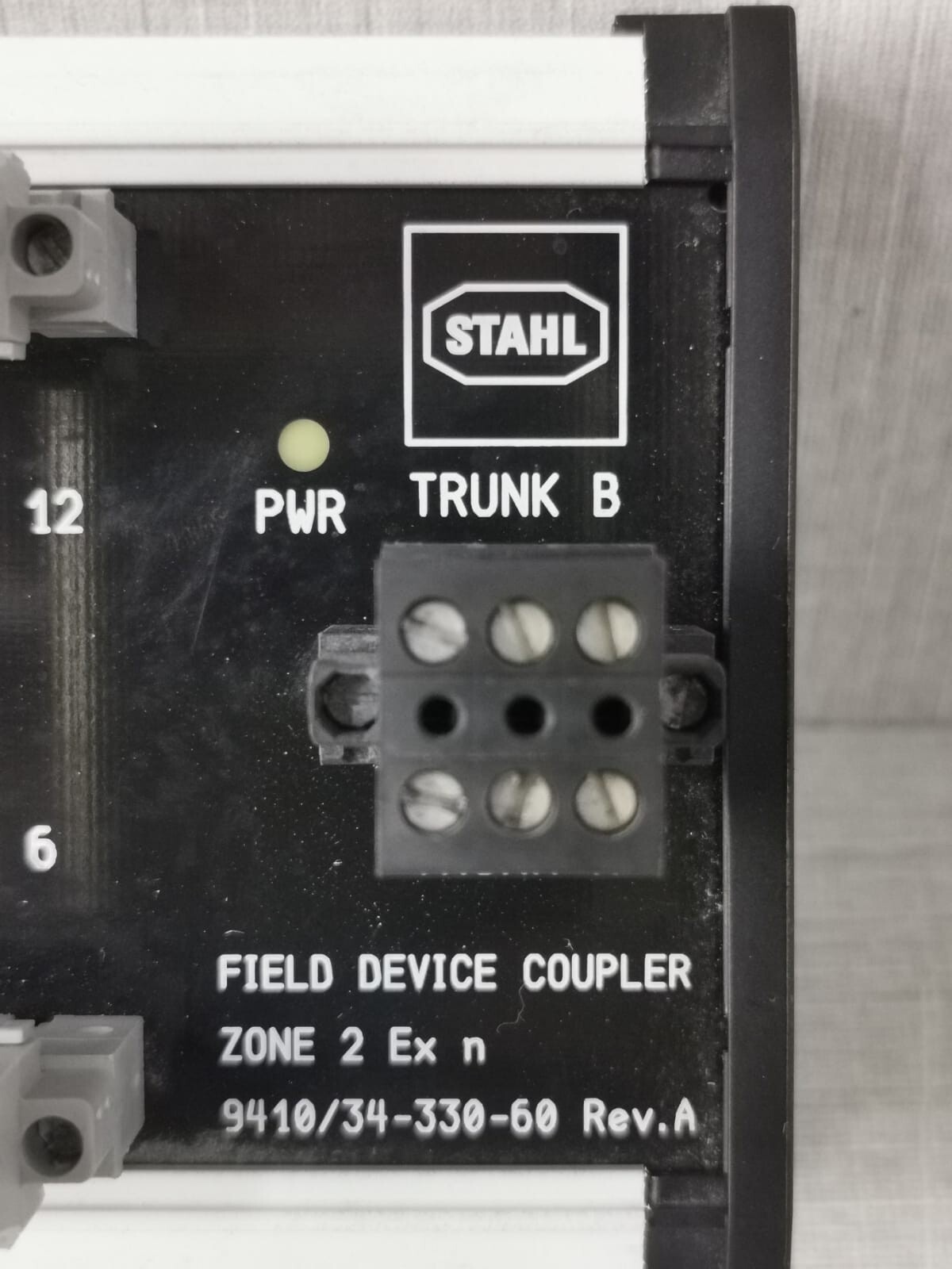 ISbus STAHL-9410 ISbus /STAHL 9410/34-330-60 REV A FIELD DEVICE COUPLER ZONE 2 FISCO POWER SUPPLY 2