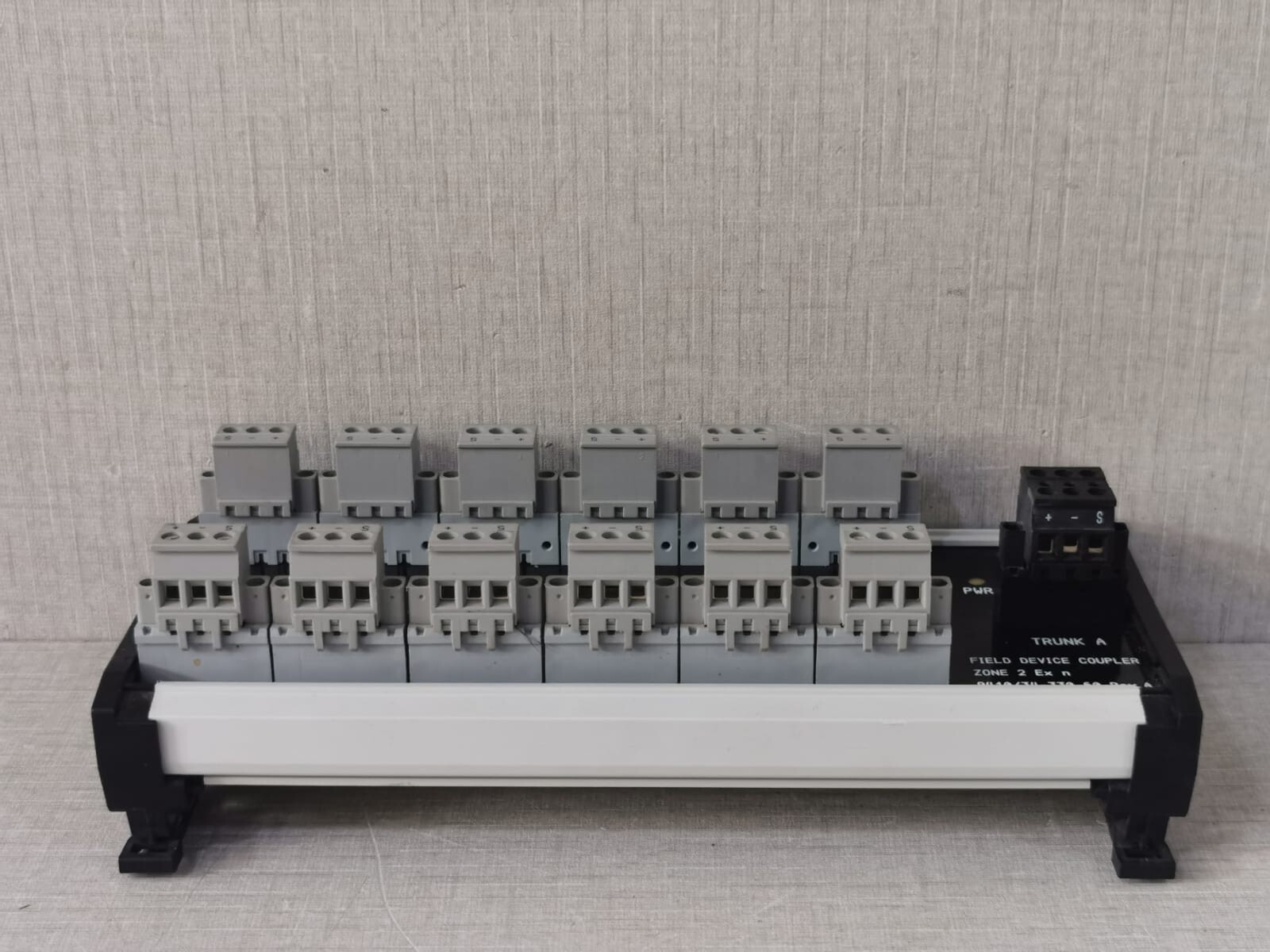 ISbus STAHL-9410 ISbus /STAHL 9410/34-330-60 REV A FIELD DEVICE COUPLER ZONE 2 FISCO POWER SUPPLY 3