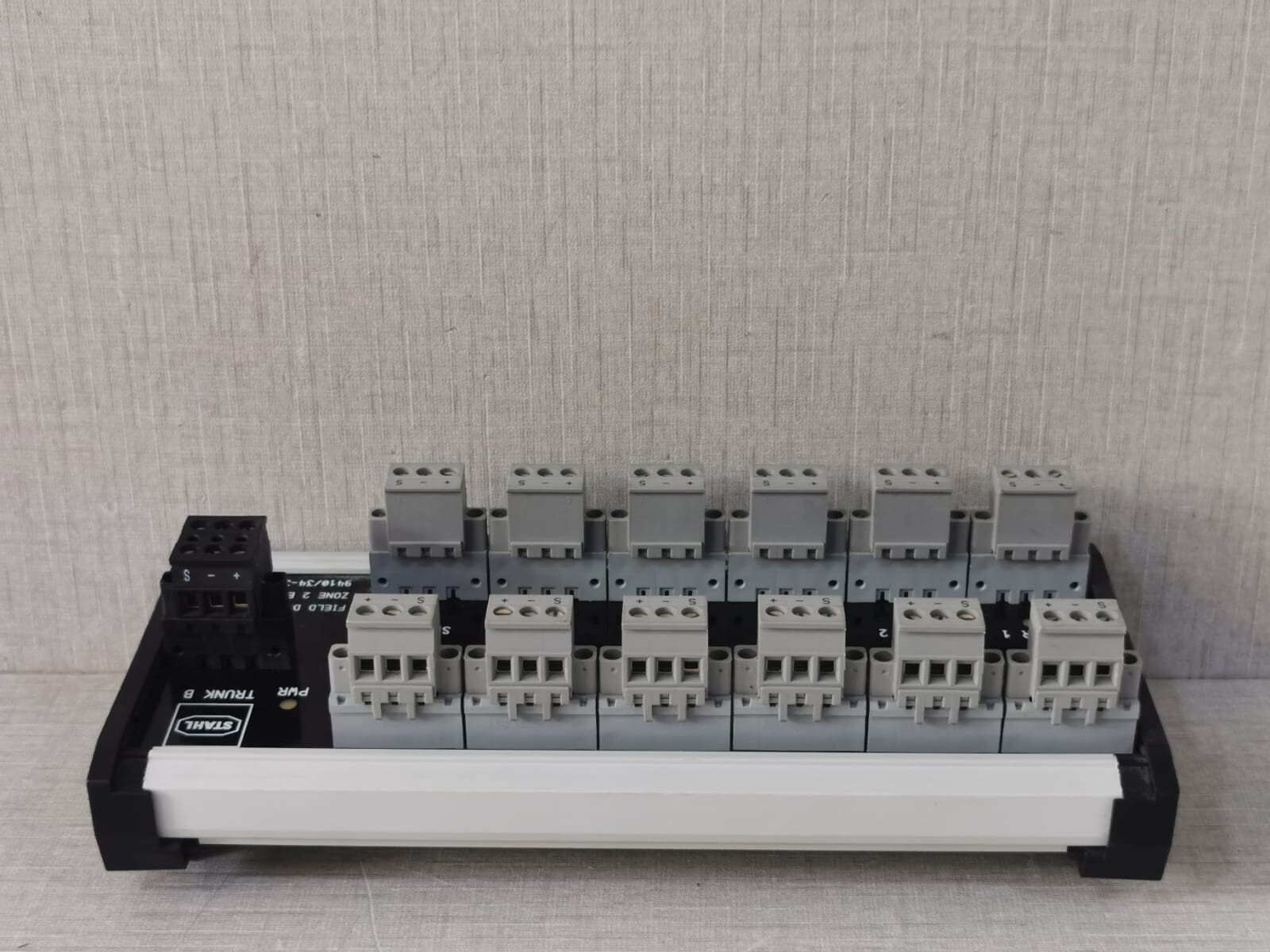 ISbus STAHL-9410 ISbus /STAHL 9410/34-330-60 REV A FIELD DEVICE COUPLER ZONE 2 FISCO POWER SUPPLY 4