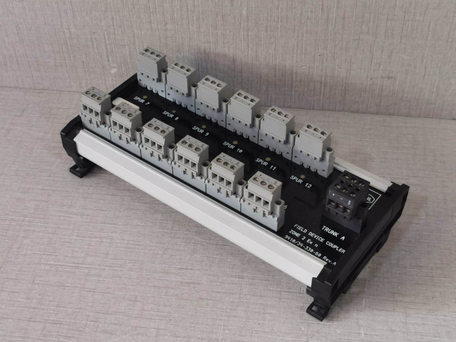 ISbus STAHL-9410 ISbus /STAHL 9410/34-330-60 REV A FIELD DEVICE COUPLER ZONE 2 FISCO POWER SUPPLY 10