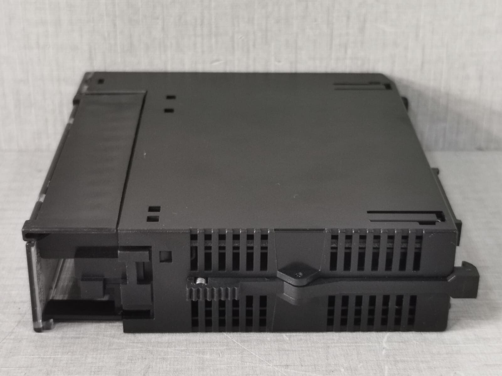 GE Fanuc IC693MDL645G GE FANUC IC693MDL645G 24VDC 16PT POS/NEG LOGIC- WITH SCRATCHED AND 7
