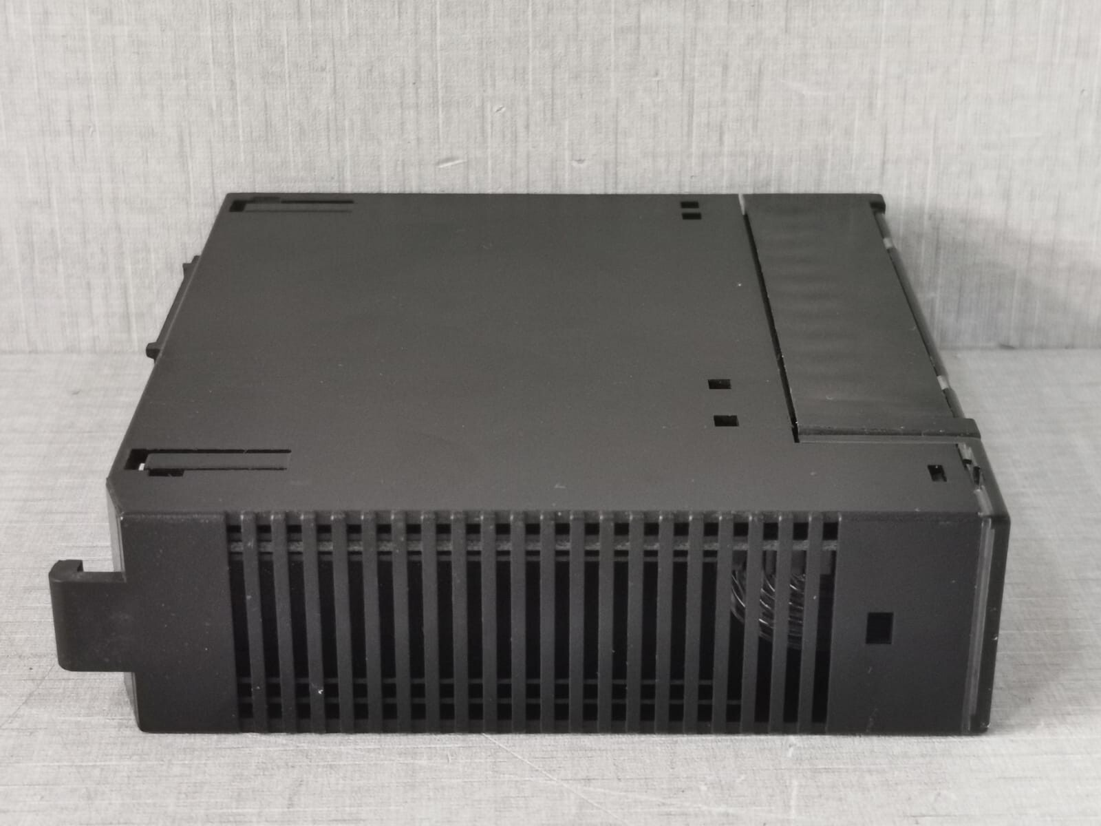 GE Fanuc IC693MDL645G GE FANUC IC693MDL645G 24VDC 16PT POS/NEG LOGIC- WITH SCRATCHED AND 8