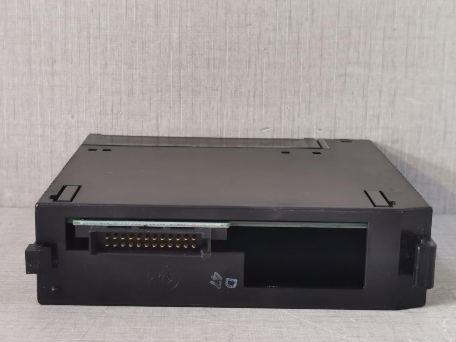 GE Fanuc IC693MDL645G GE FANUC IC693MDL645G 24VDC 16PT POS/NEG LOGIC- WITH SCRATCHED AND 9