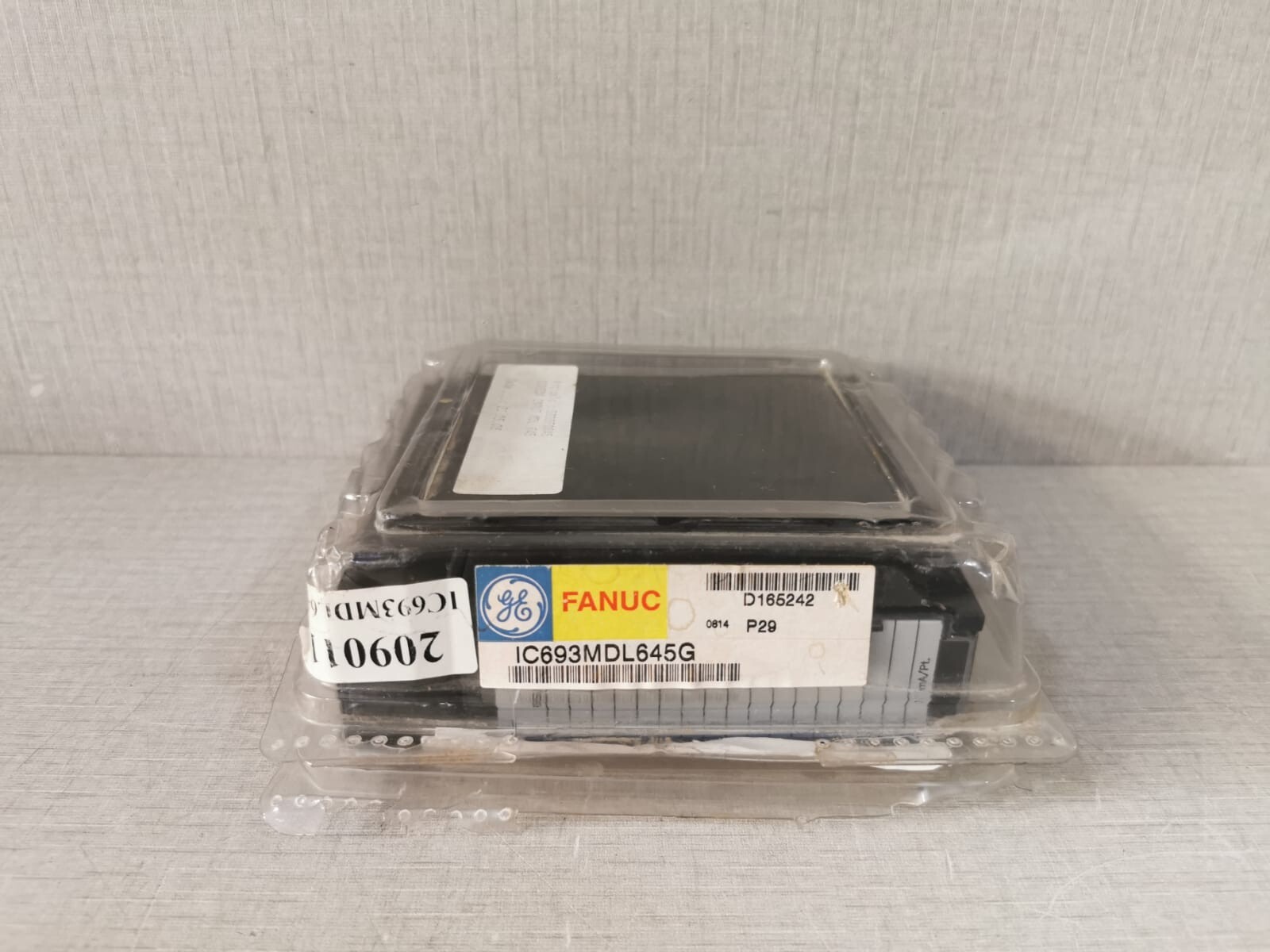GE FANUC IC693MDL645G 24VDC 16PT POS/NEG LOGIC- WITH SCRATCHED AND