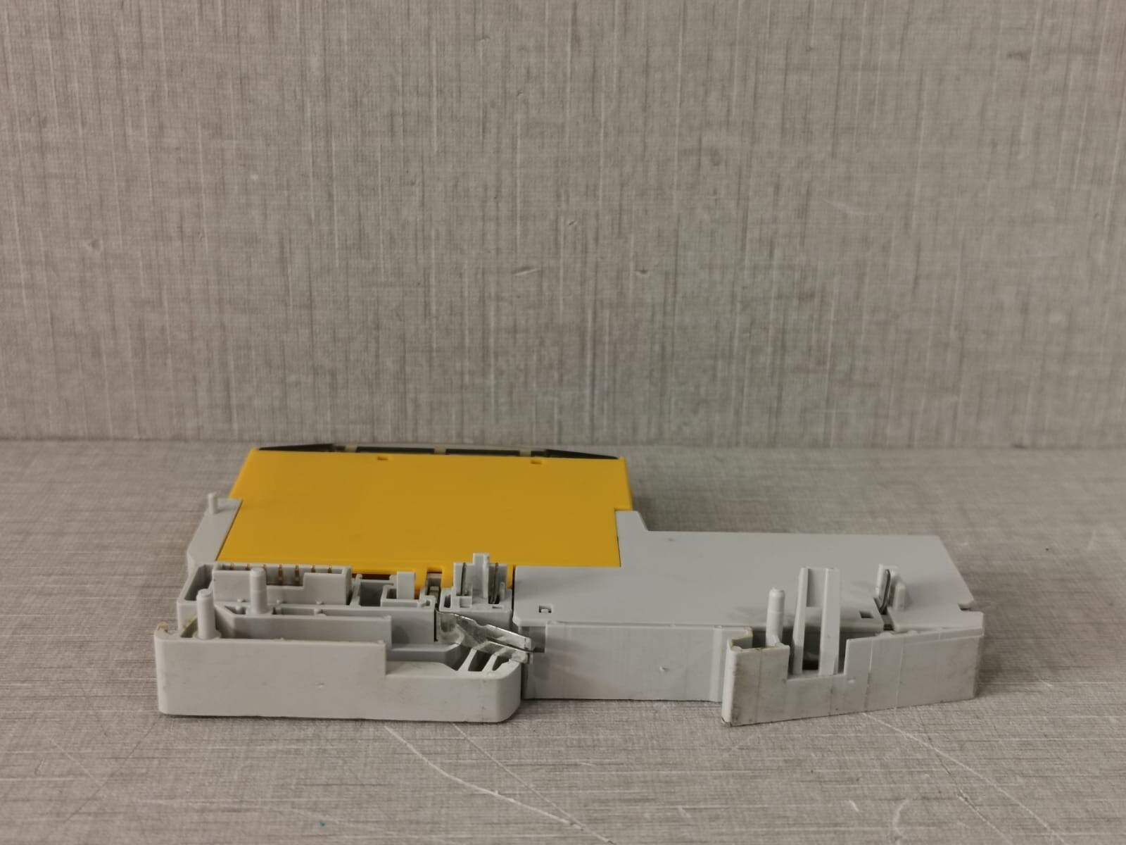 Pilz 312220 PILZ PSSu E F DI OZ 2 SAFETY I/O MODULE 312220 WITH Pi 312601 BASE 9