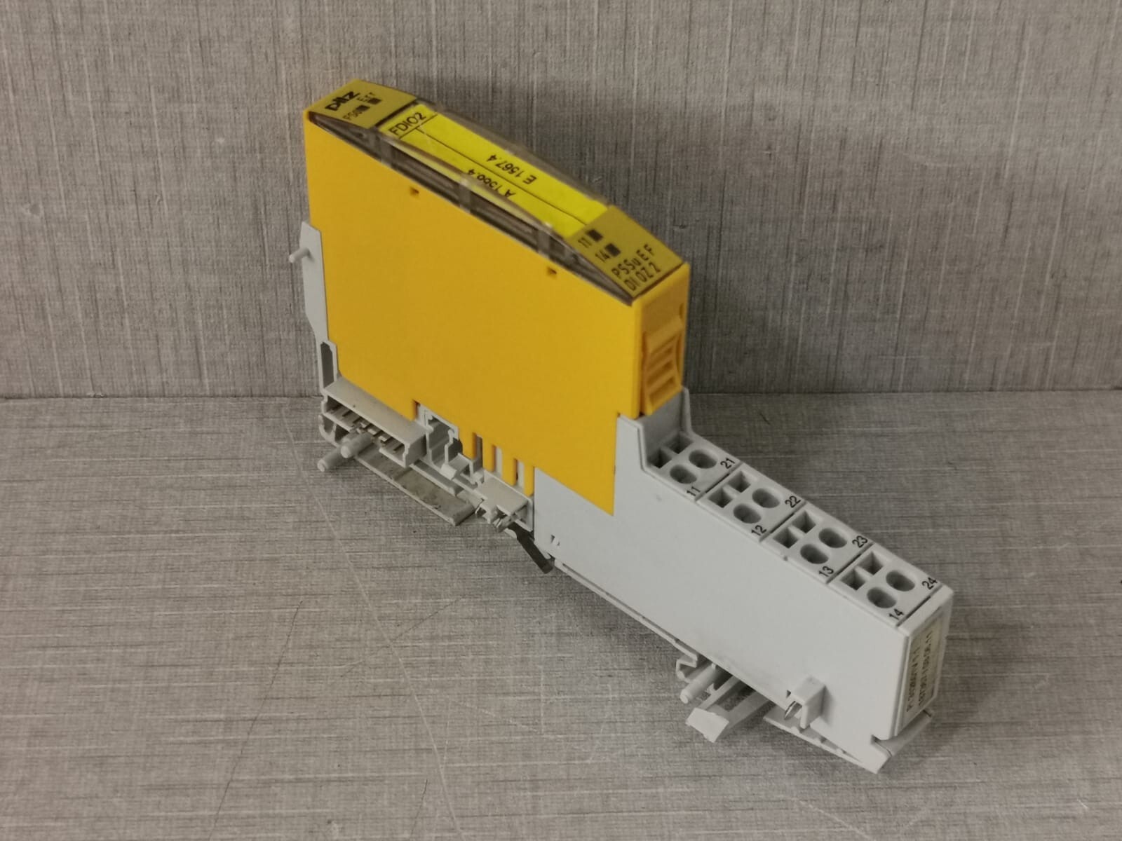 Pilz 312220 PILZ PSSu E F DI OZ 2 SAFETY I/O MODULE 312220 WITH Pi 312601 BASE 10