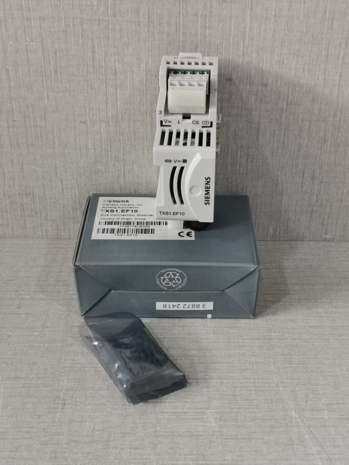 SIEMENS TXS1.EF10 BUS CONNECTION MODULES 24V -NEW W/ FILTHY BOX