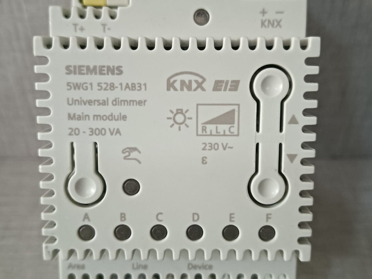Siemens 5WG1 528-1AB31 Siemens 5WG1 528 1AB31 5WG1 528 1AB31 Universal Dimmer MAIN Module 20 300 VA 2