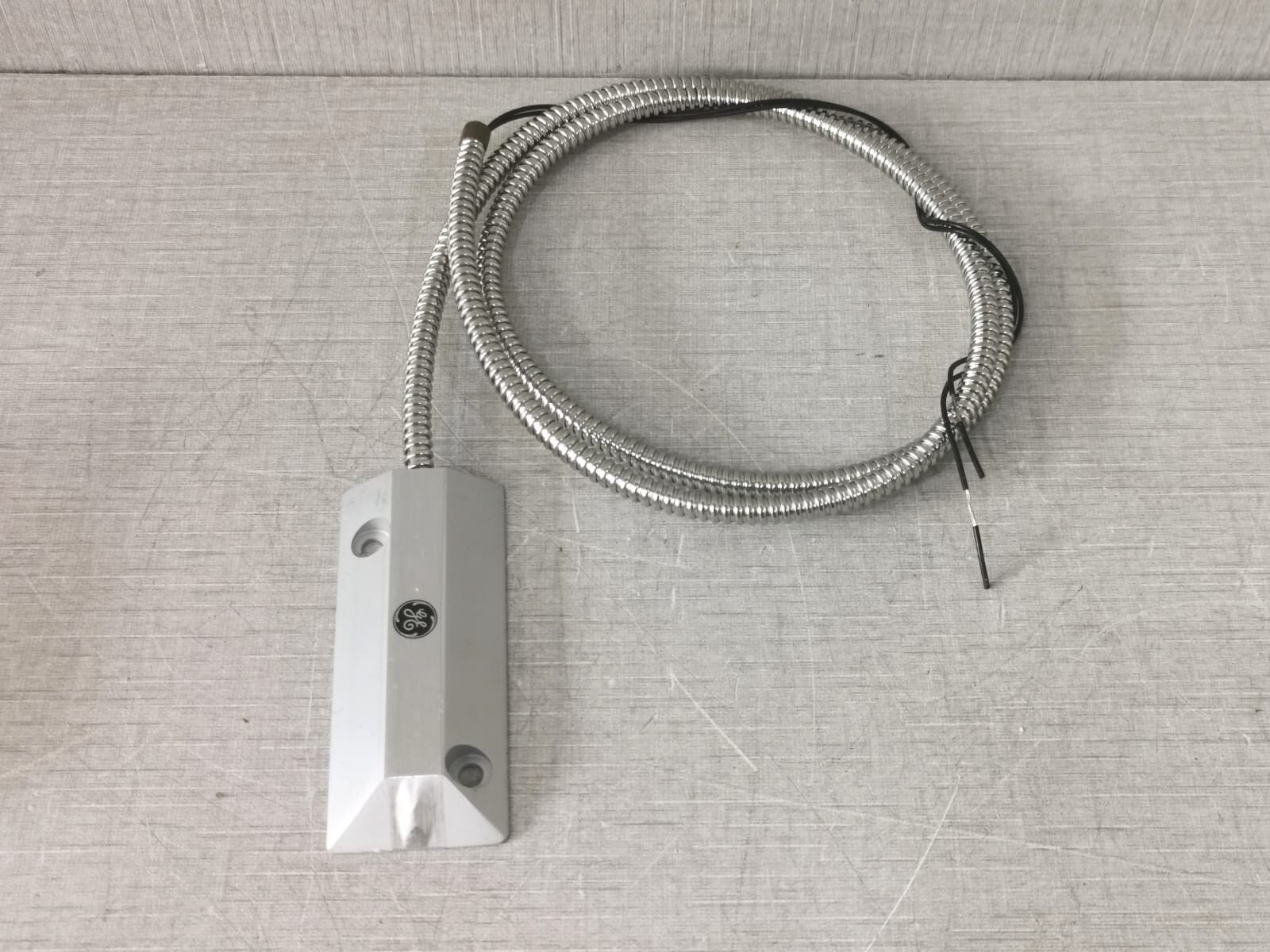 GE 2205 SERIES GE SECURITY 2205AL SERIES MINIATURE HEAVY-DUTY SURFACE MOUNT DOORMAGNETIC 4