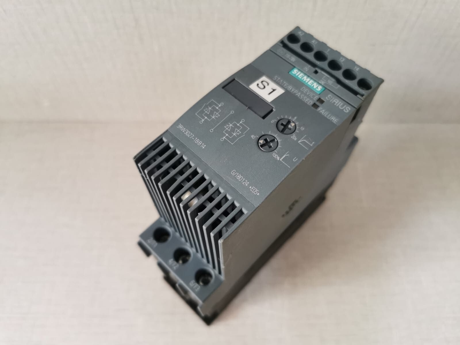 Siemens 3RW3027-1BB14 SIEMENS 3RW3027-1BB14 SIRIUS AC SEMICONDUCTOR MOTOR STARTER 4