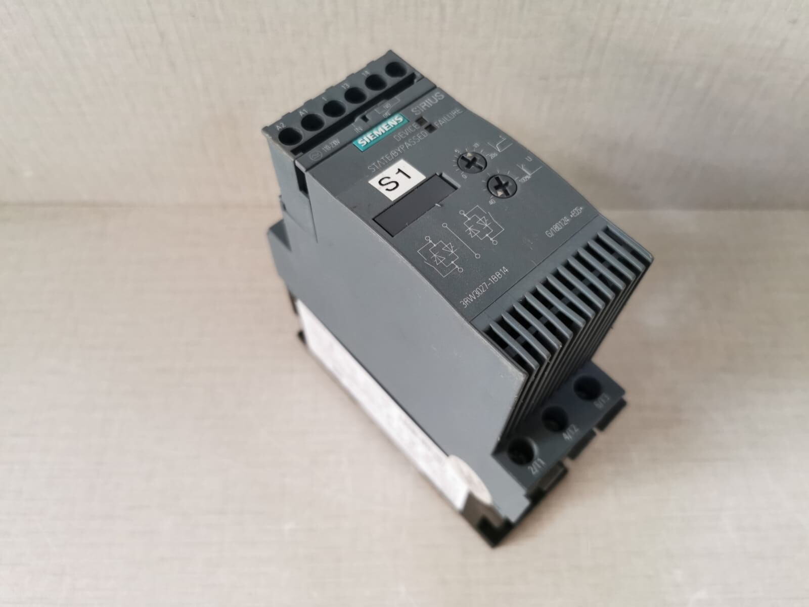 Siemens 3RW3027-1BB14 SIEMENS 3RW3027-1BB14 SIRIUS AC SEMICONDUCTOR MOTOR STARTER 5